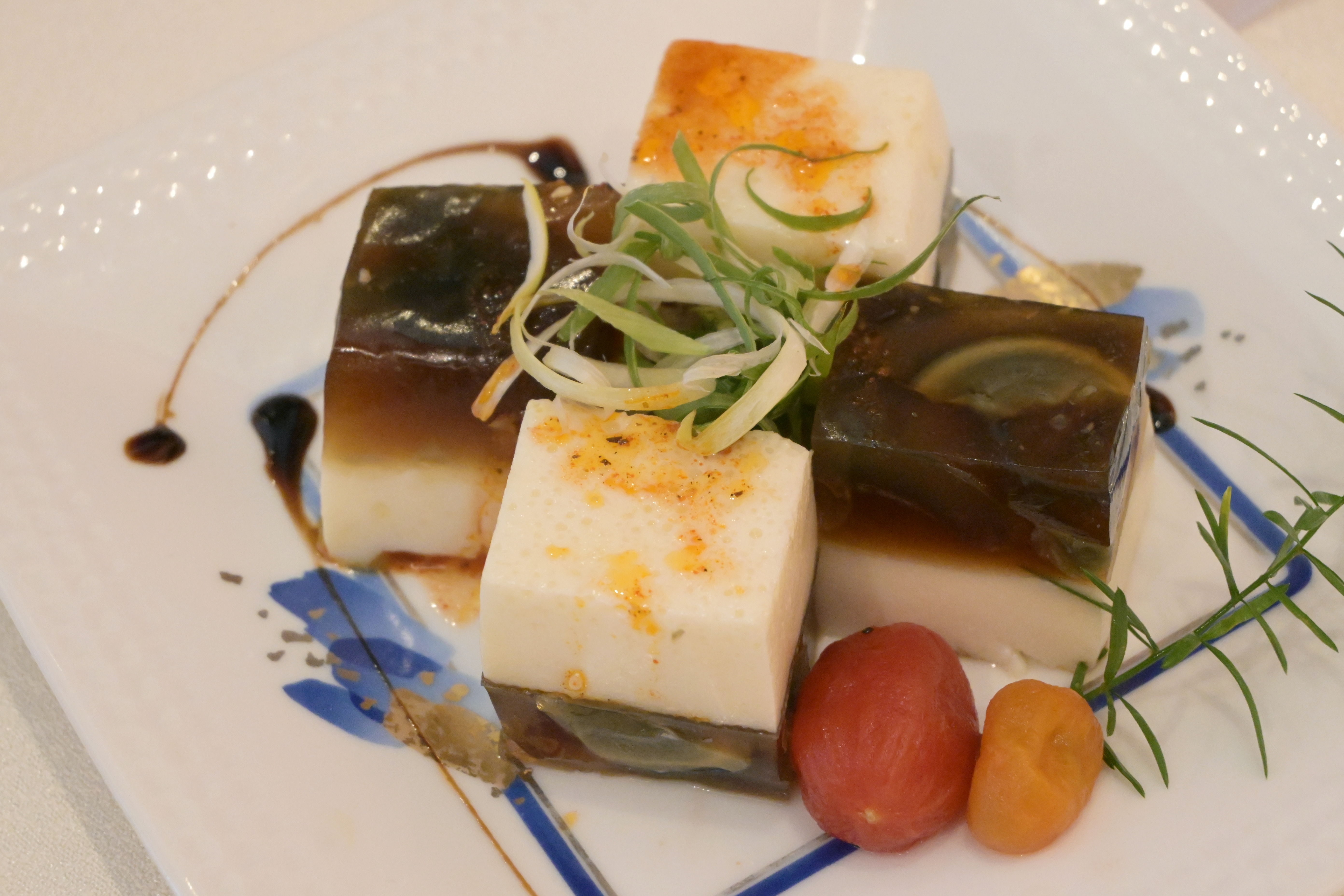 以法式前菜風格呈現的「椒麻皮蛋豆腐」，打破中式框架，以巴薩米克醋畫盤，並保留潮菜冷盤風味，香酸辣十分開胃。（280元／份）