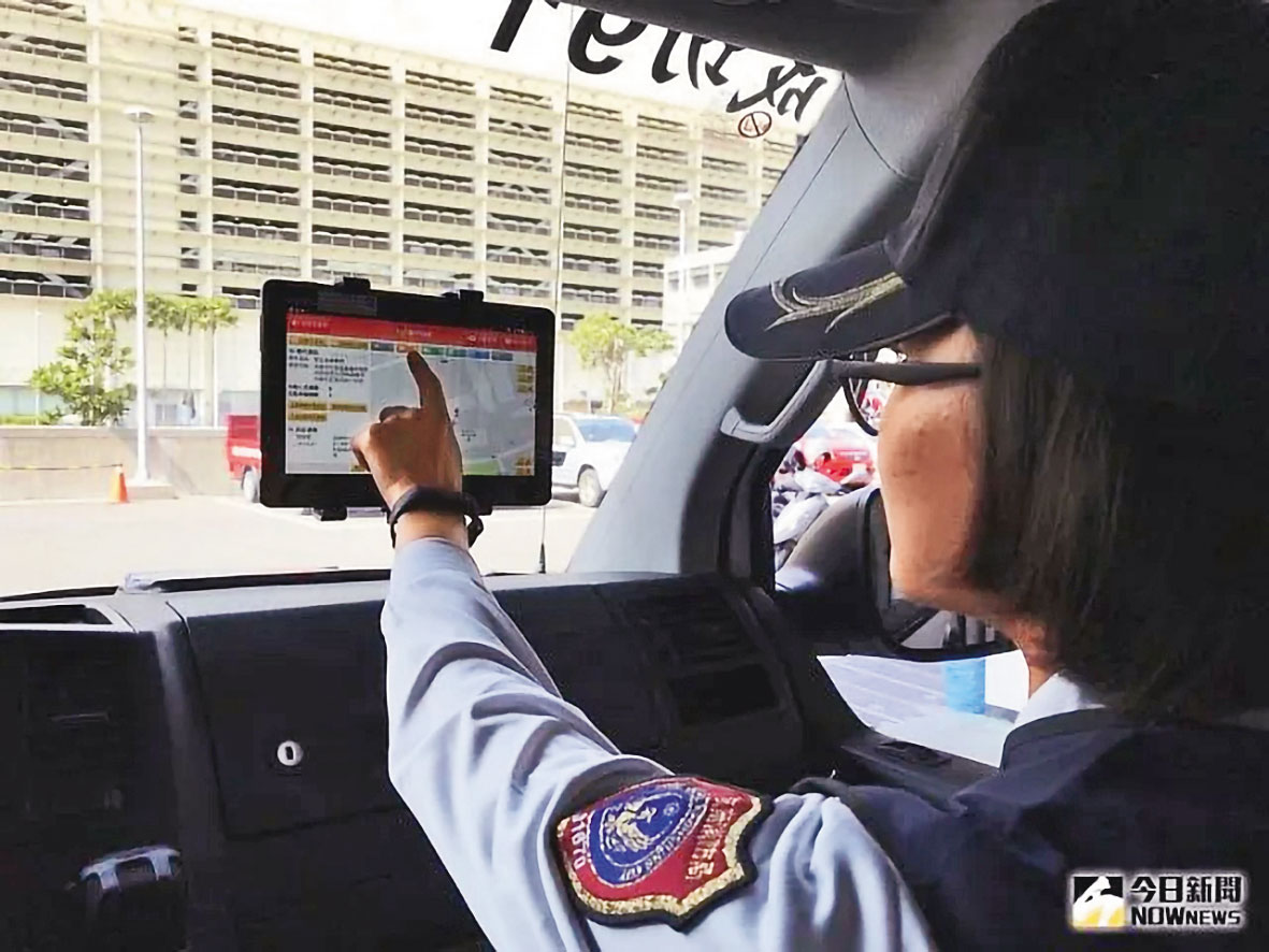 政府機關建置的消防行動派遣系統原是便於警消及時搶救生命,未料遭駭客與殯葬業者聯手入侵。圖為消防人員操作報案系統畫面。(高雄市消防局提供)