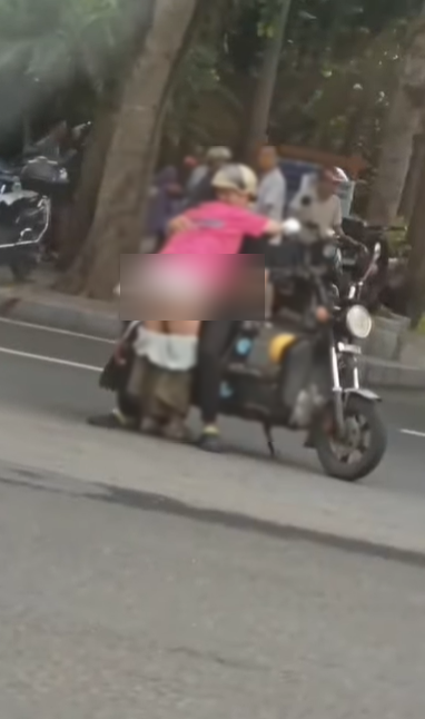 這對情侶的操作,讓旁人都嚇傻。(翻自《黑料網》)