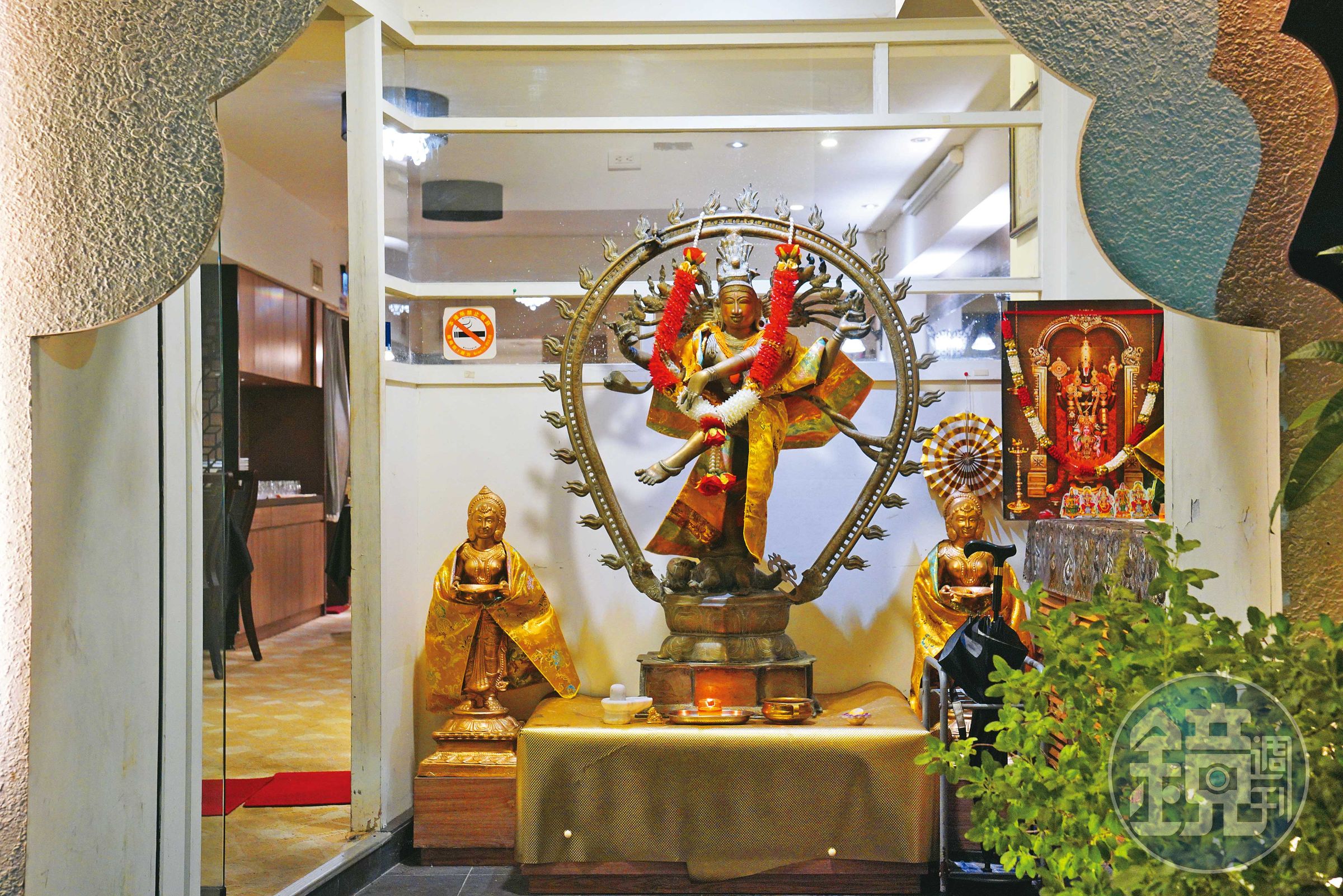 印度教主神濕婆(Shiva)在店門口佇立,見證老店超過30年的時光。