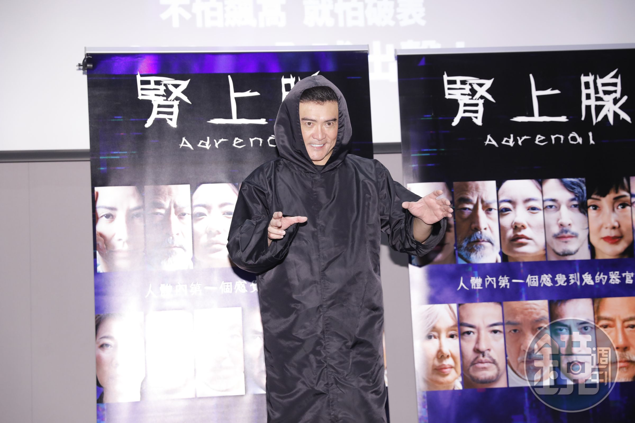 飾演富帥高智商罪犯的李㼈,出場時打扮得很神祕。