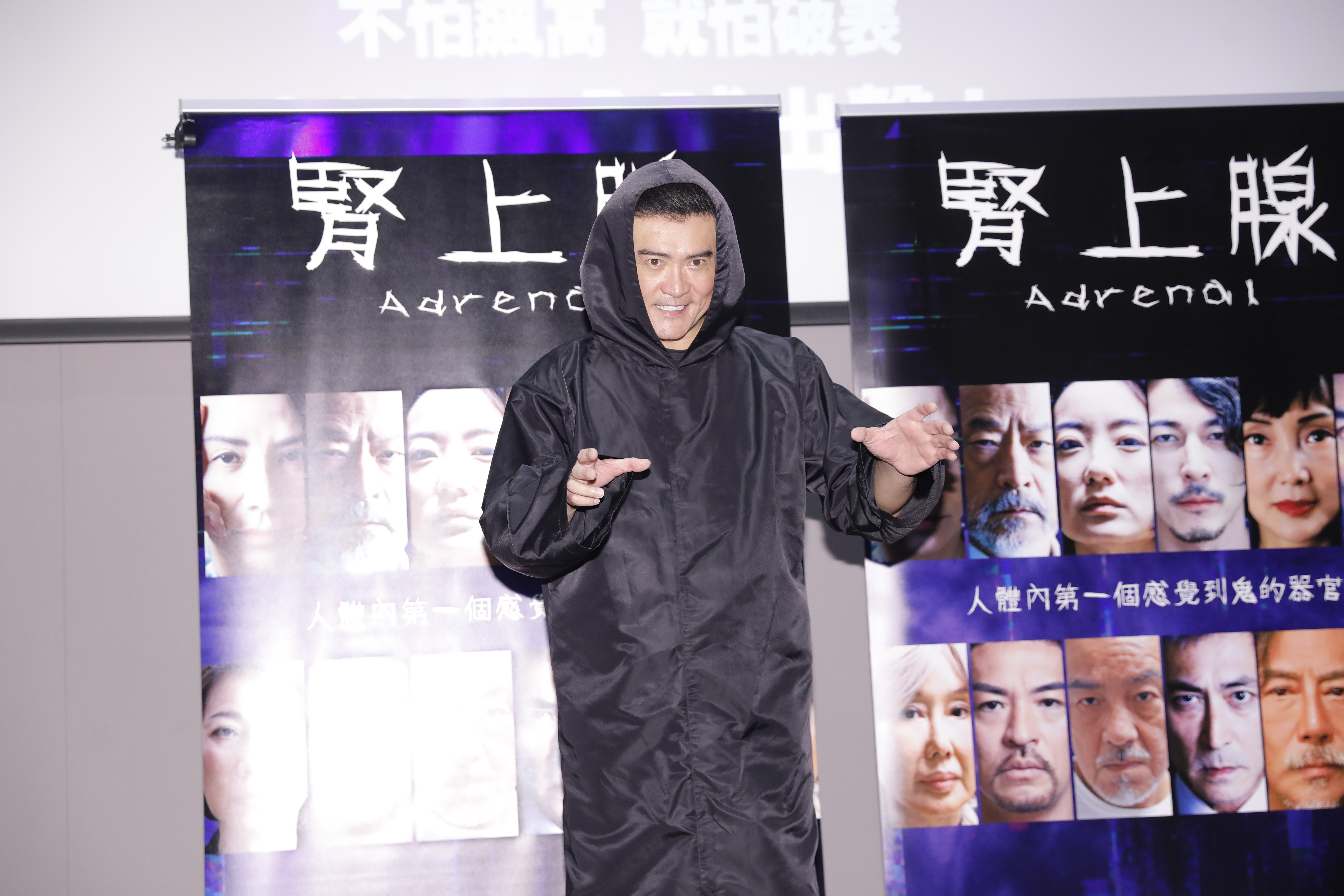 飾演富帥高智商罪犯的李㼈，出場時打扮得很神祕。