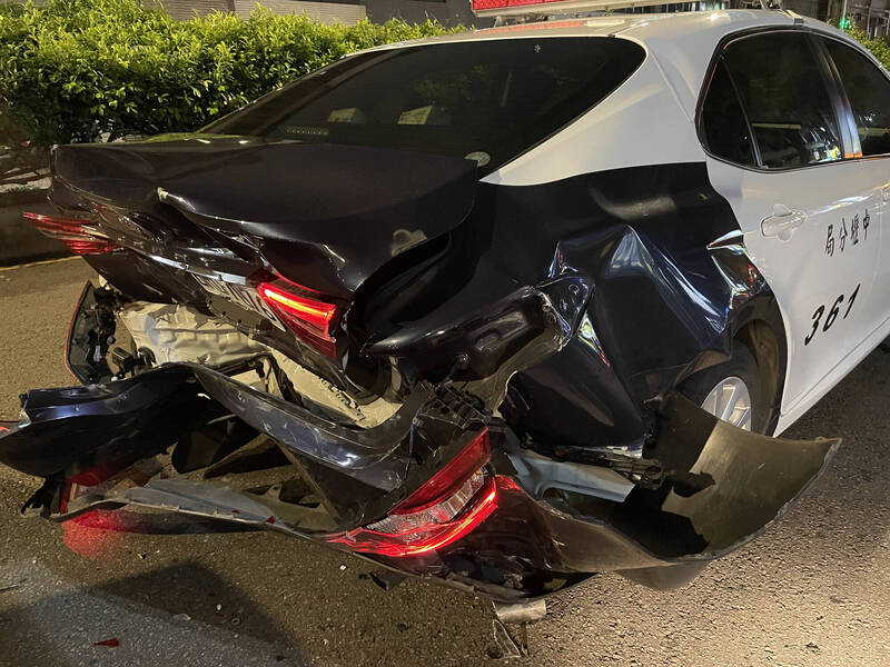 內壢派出所警車停紅燈時，遭吸食喪屍菸彈的駕駛人追撞，後車廂幾乎全毀。（警方提供）