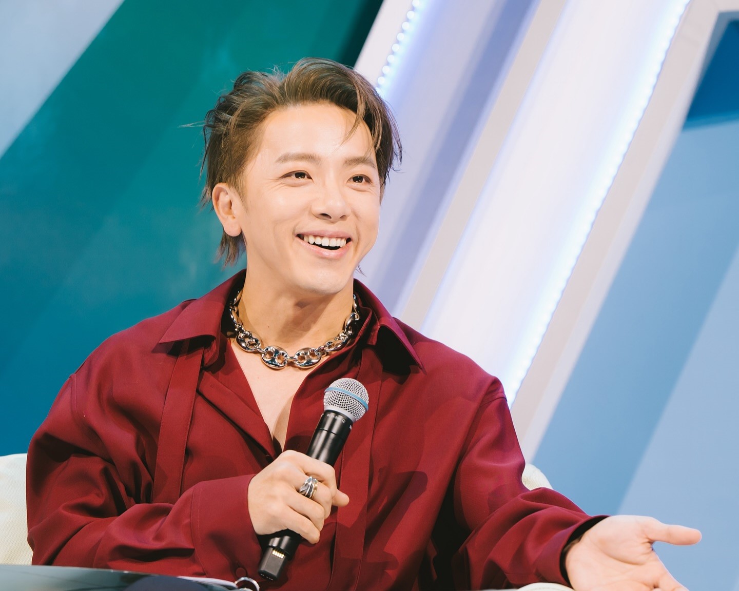 坤達涉嫌閃兵，緊急從加拿大返台接受檢警調查，預計明日清晨5時30分抵台。（翻攝坤達臉書）