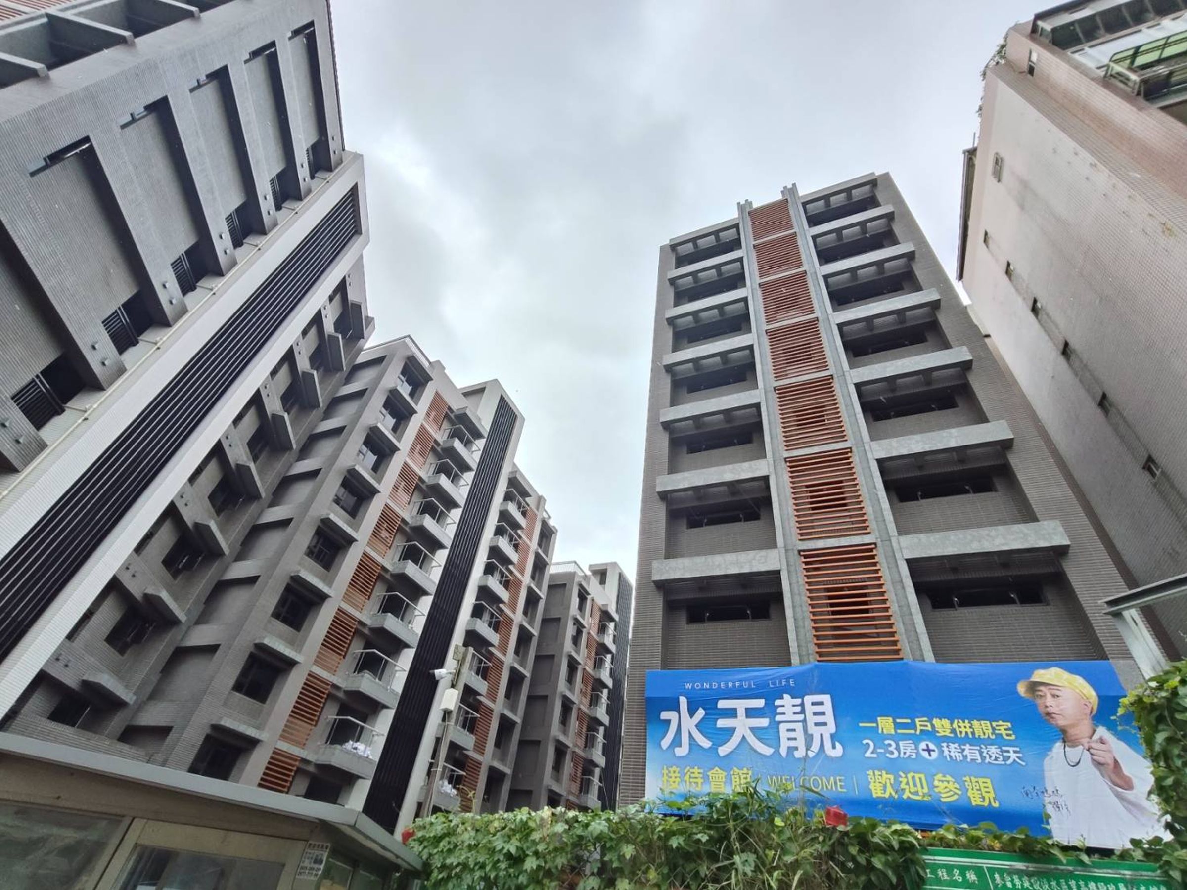 彈頭被家族長輩視為完售福星，找他代言自家建案。（美秀創意提供）