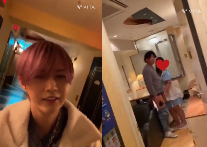 房間內一名女僕裝扮的嫩妹正在幫男子做半套服務，房門突然被打開，讓兩人愣住不知所措。（翻攝推特@yamadanomane）