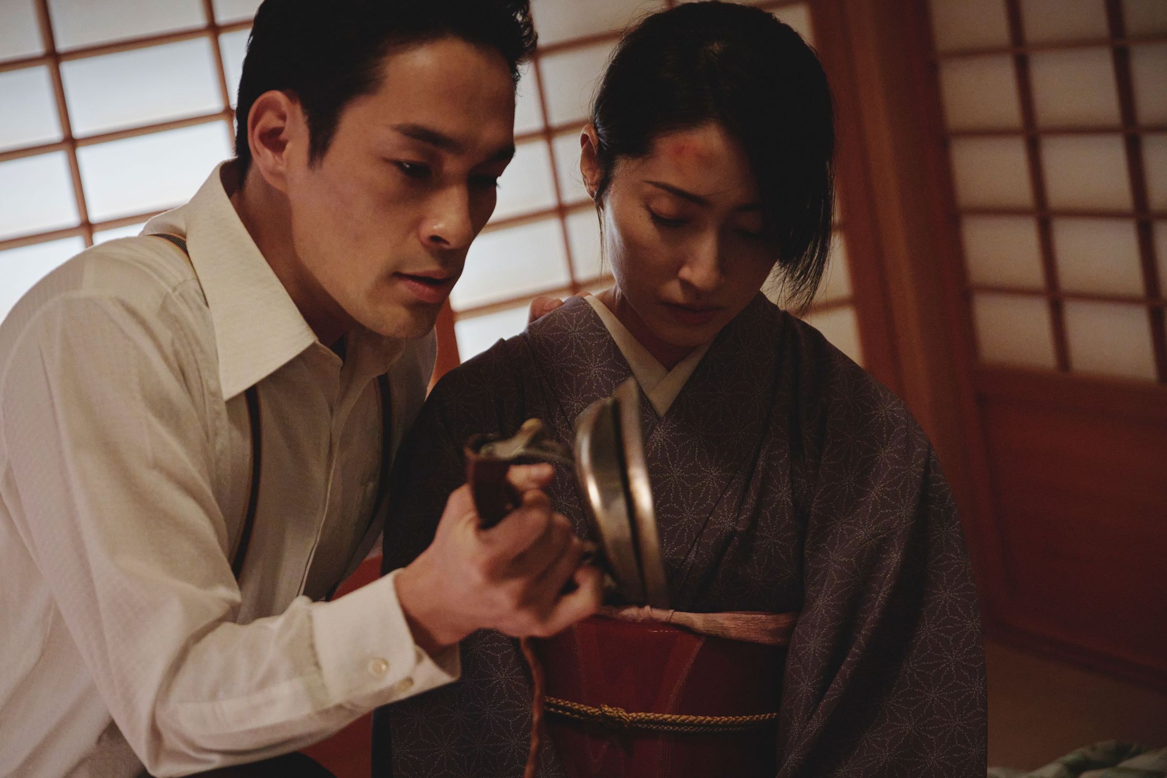 《商魂》岡本孝、田中千繪詮釋雅美被家暴過去。(欣蘭企業股份有限公司)