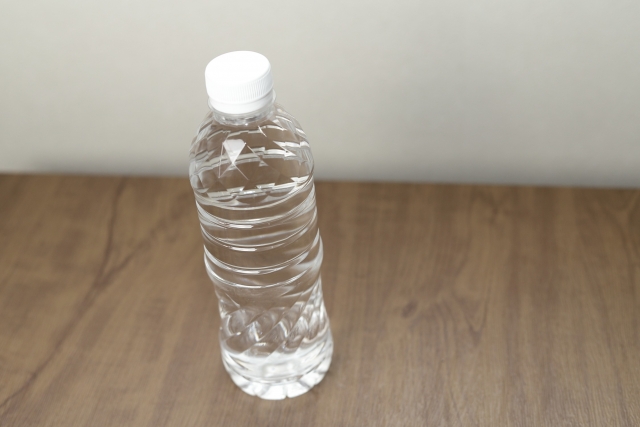 目前規範飯店不得提供小瓶裝盥洗用品，未來將擴大管制禁止提供一次性包裝飲用水等用品。（示意圖，photoAC）