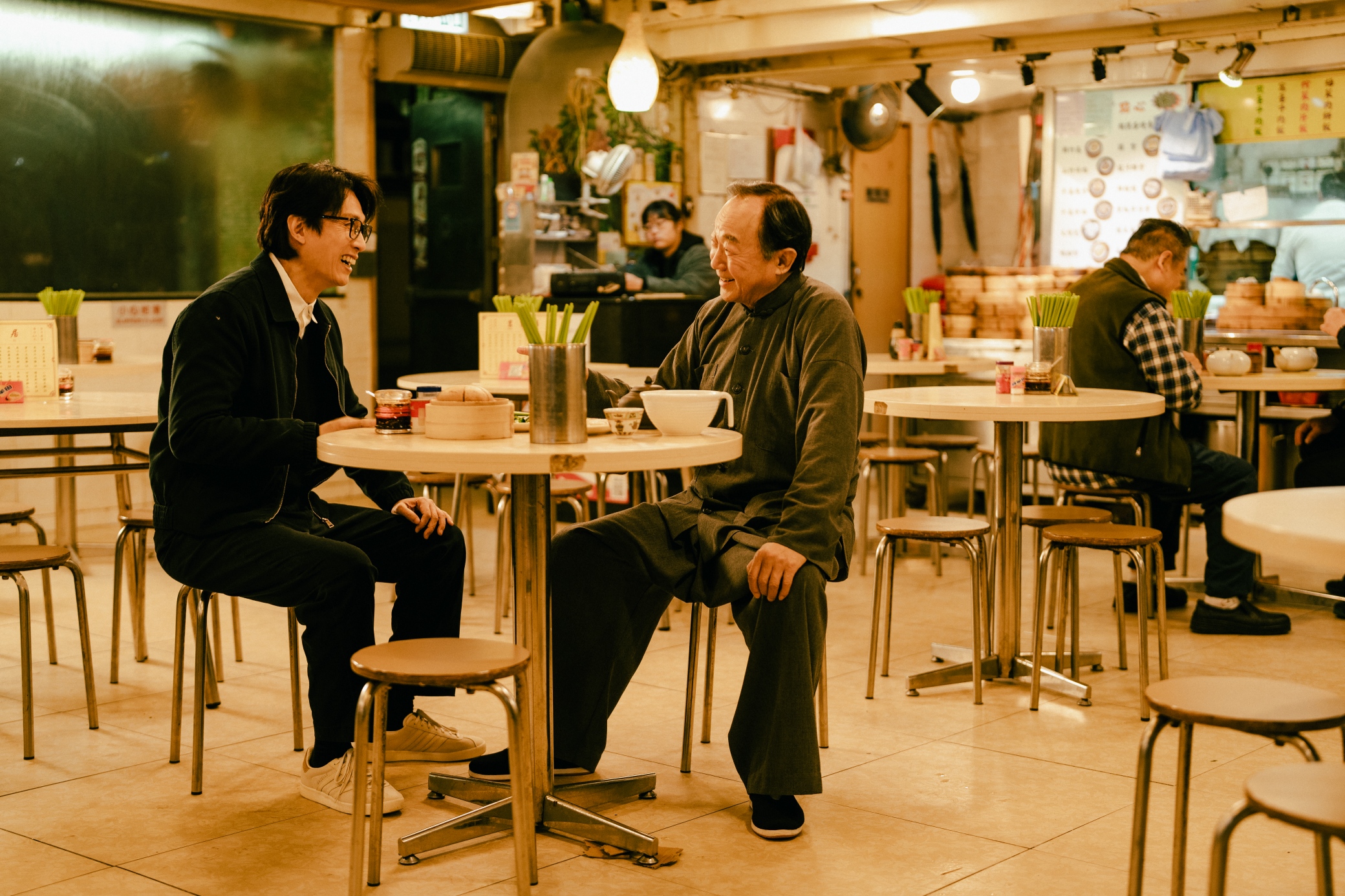 兩代笑匠黃子華、許冠文惺惺相惜。（華映提供）