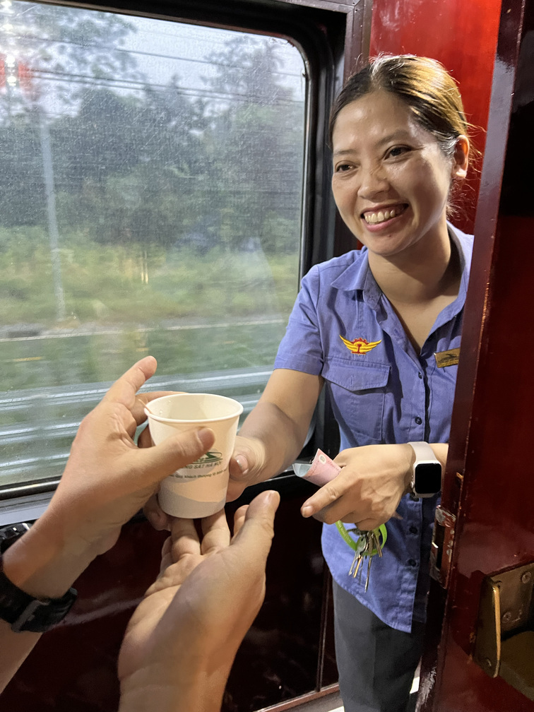 這杯咖啡就是G7咖啡即溶包加熱水而已，建議可以自己拿房裡的即溶包出去使用飲水機沖泡，就不需要再花台幣約30元。
