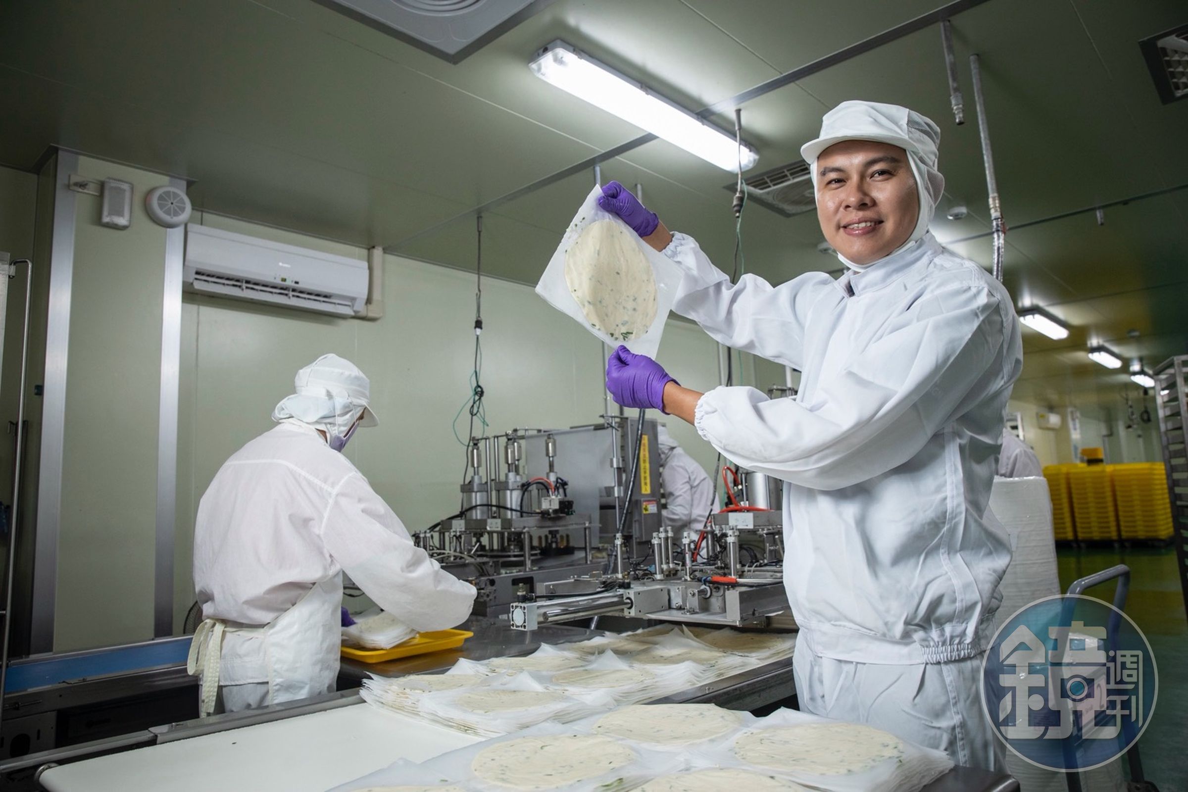 陳冠霖24歲回家接班，把瀕臨倒閉的小食品廠，一路推上蔥抓餅市占前五大廠，拉亞、Q burger等知名連鎖早餐店都是其客戶。