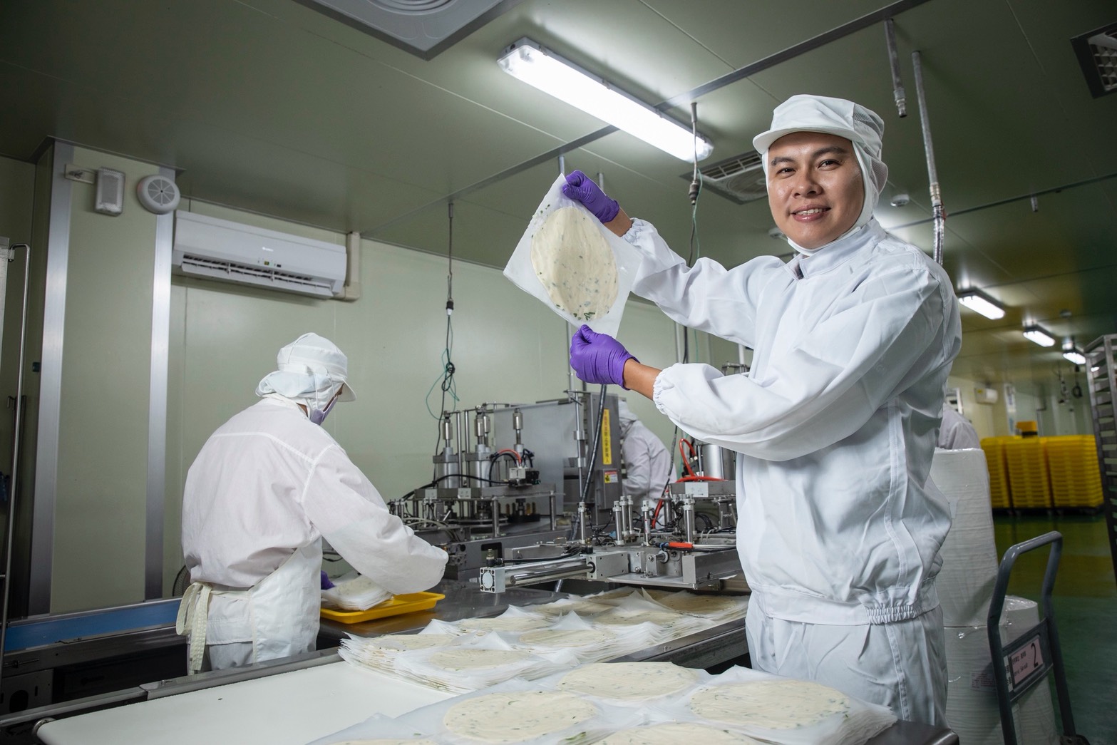 陳冠霖24歲回家接班，把瀕臨倒閉的小食品廠，一路推上蔥抓餅市占前五大廠，拉亞、Q burger等知名連鎖早餐店都是其客戶。
