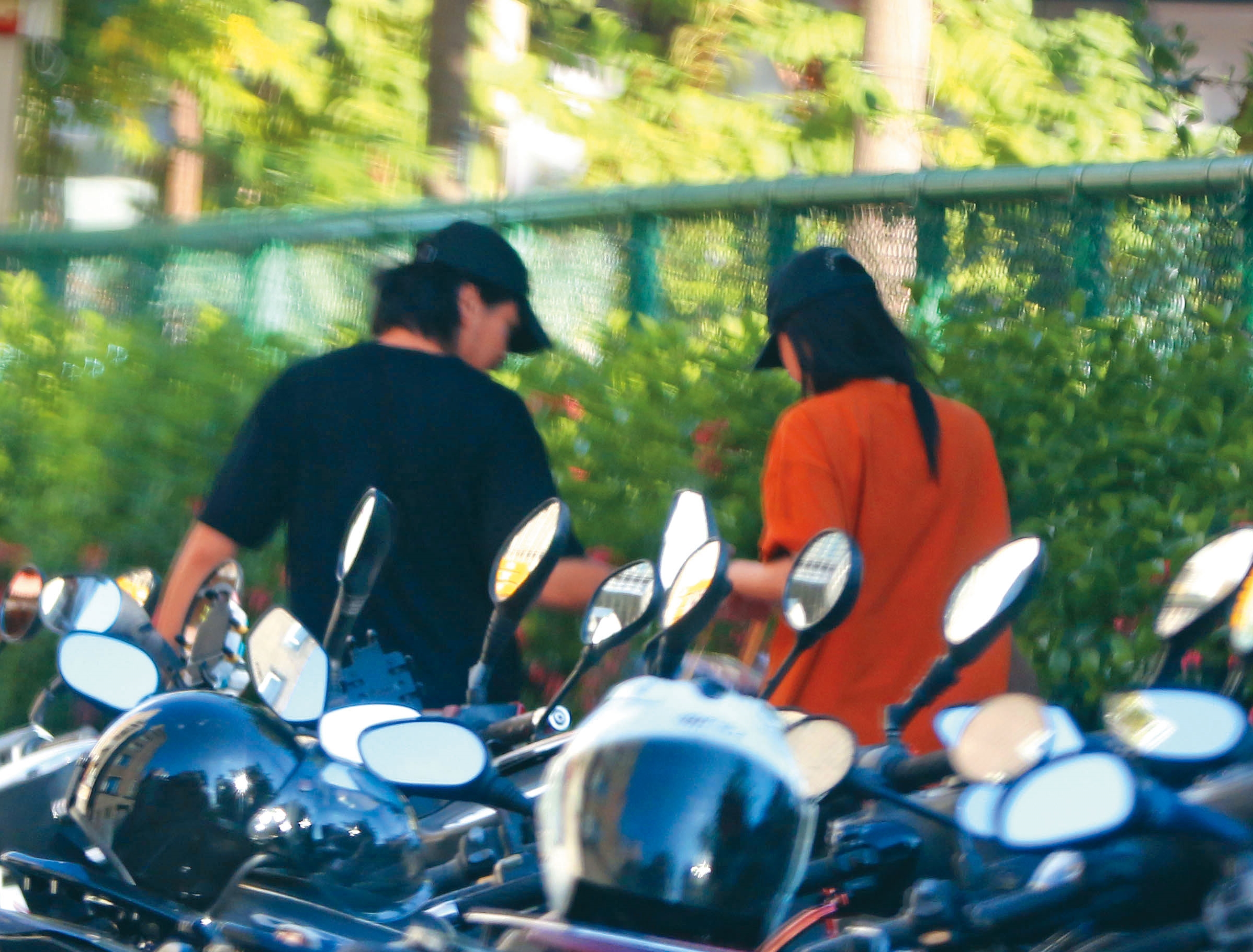 楊銘威（左）和方志友（右）因接送小孩，難得夫妻倆同框。