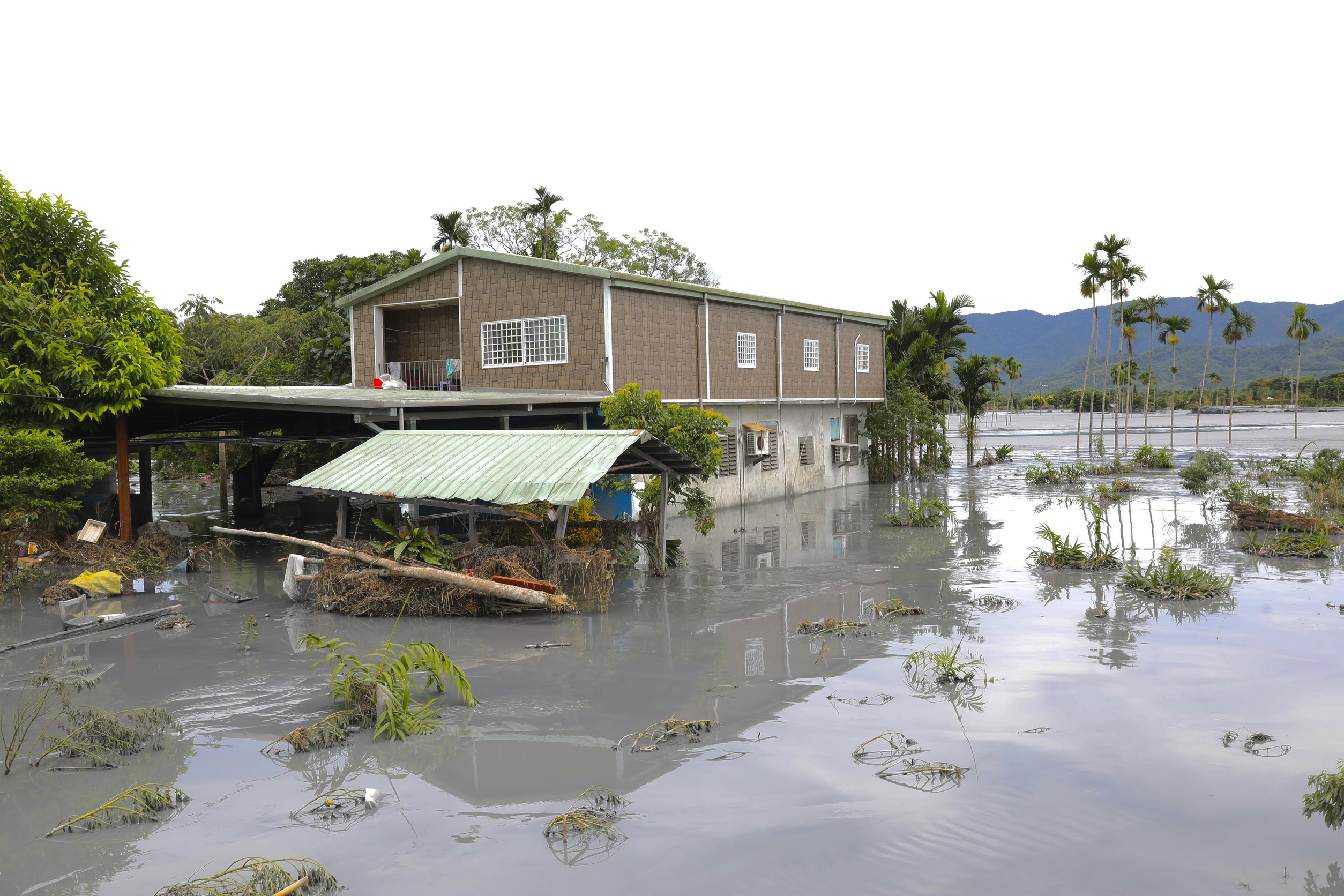 花蓮光復鄉因堰塞湖溢流釀災，居民逃生過程驚險萬分。