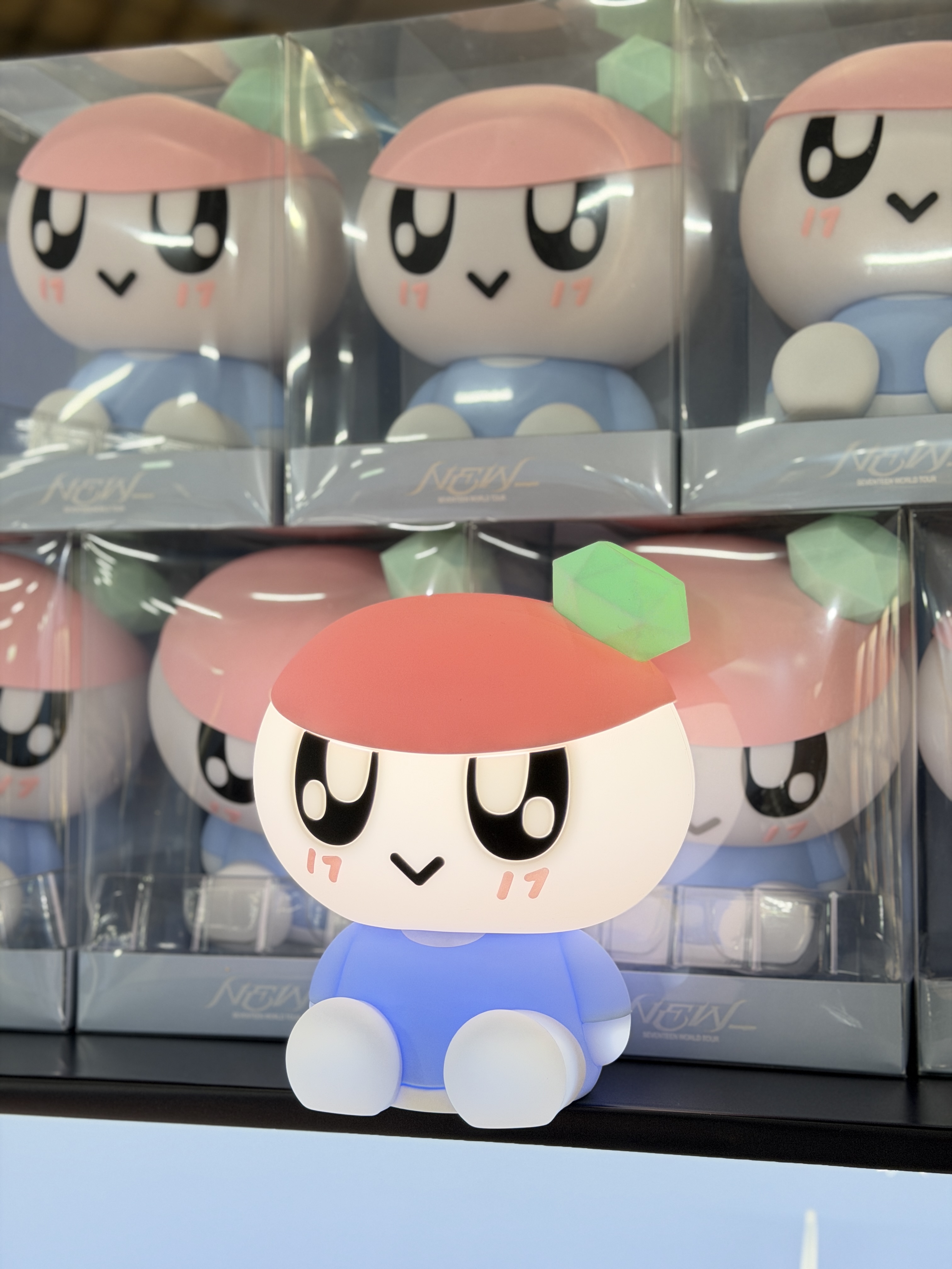 Bongbongee 蹦蹦夜燈是2到3個Miniteen夜燈高度，好想帶回家啊。（Star Plan辰星計畫提供）