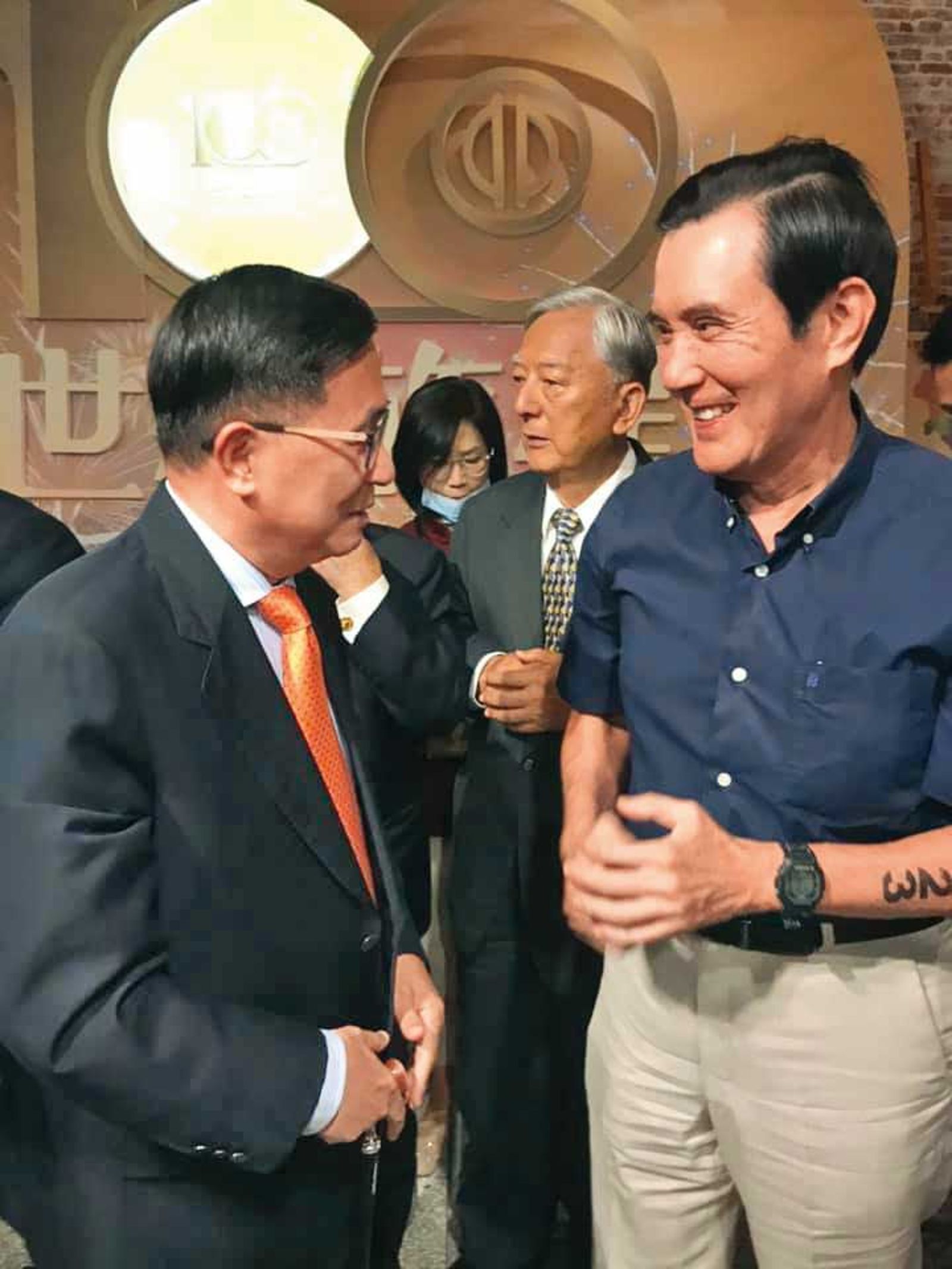 2020年10月1日,馬英九(右)與陳水扁(左)等多位前市長、議長,共同出席台北市政府舉辦的「台北設市百年交流分享」活動。(翻攝陳致中臉書)