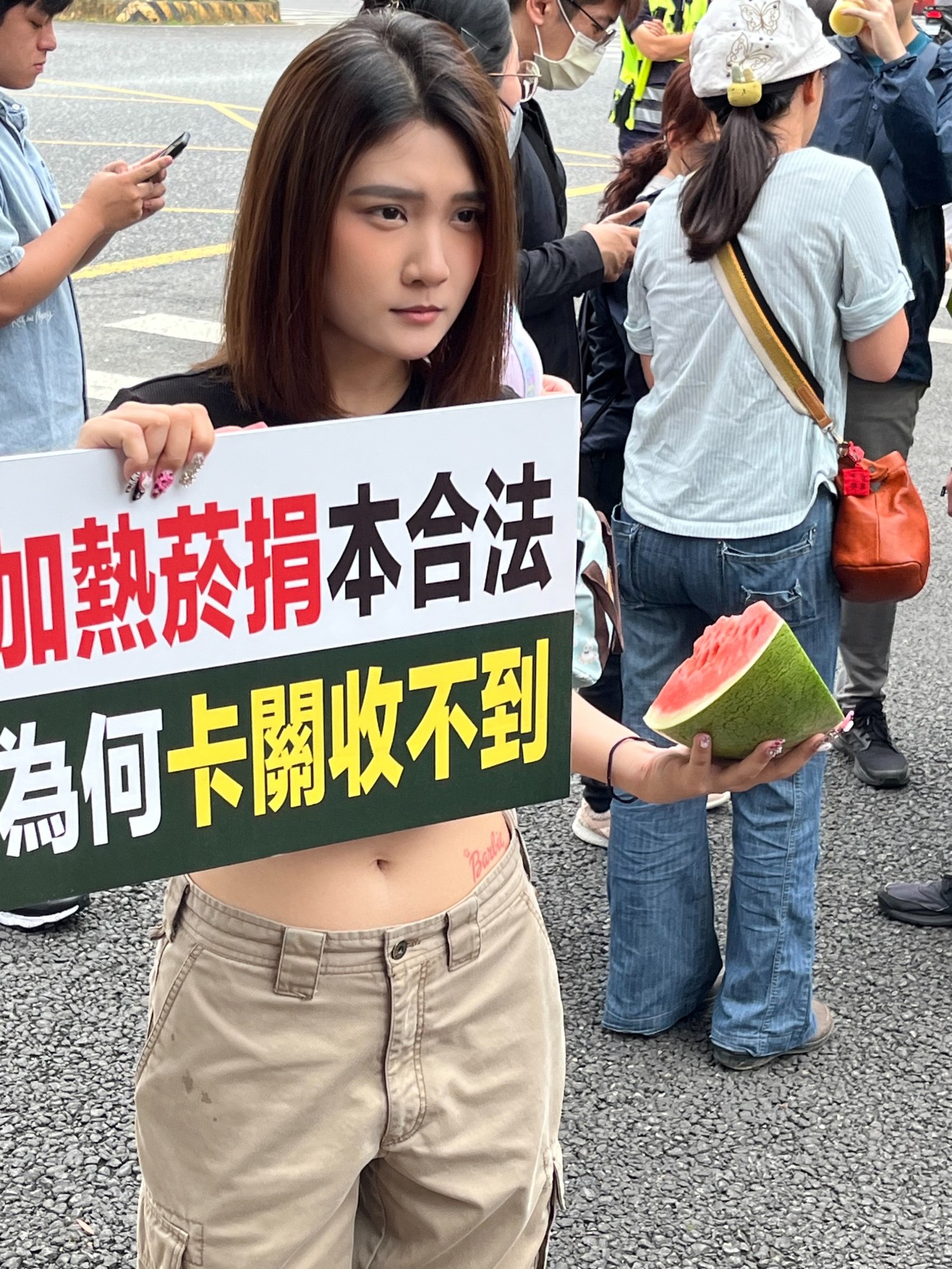 正妹參加抗議活動，不滿政府怠惰菸捐菸稅入黑市，讓國庫收不到。（Clean Air聯盟提供）