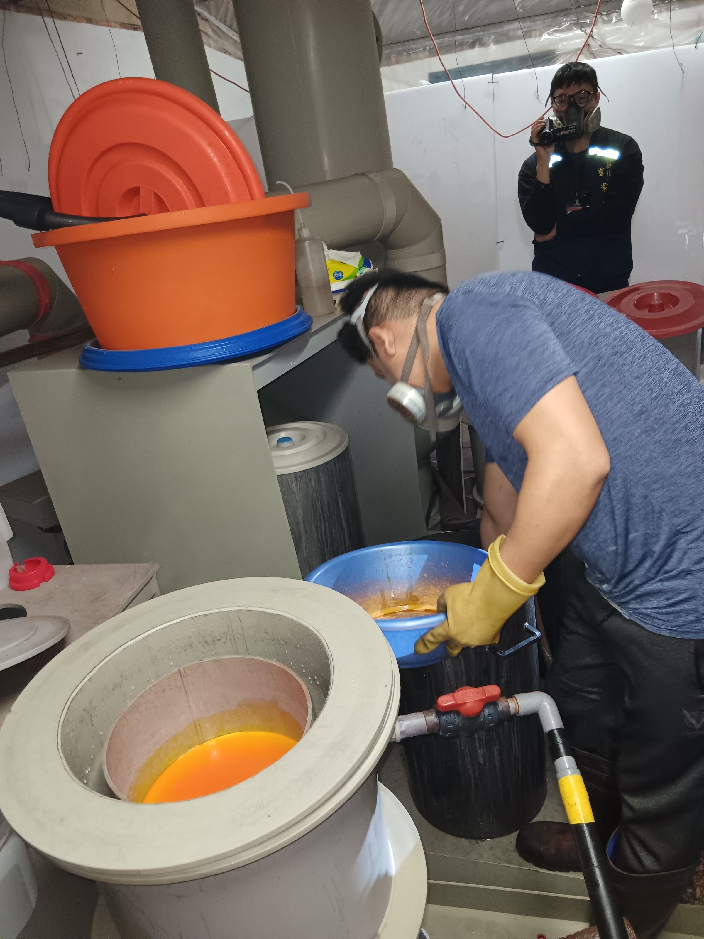 犯嫌模擬如何從廢棄物中提煉黃金。(新北環保局提供)