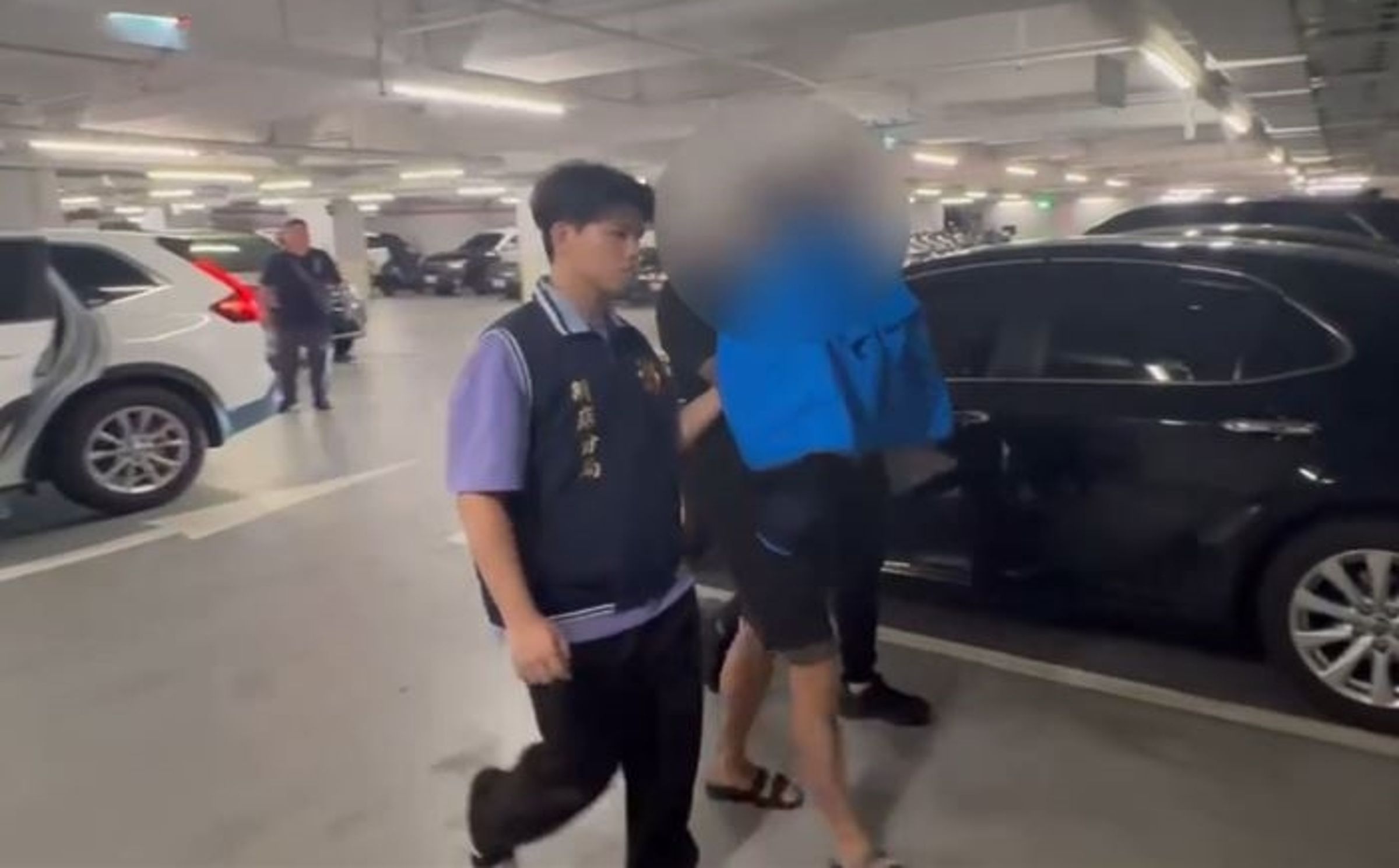 檢警漏夜追查，昨日拘提1名提供協助張俊傑逃亡車輛的男子，男子供稱僅提供車輛並不清楚用途。（翻攝畫面）