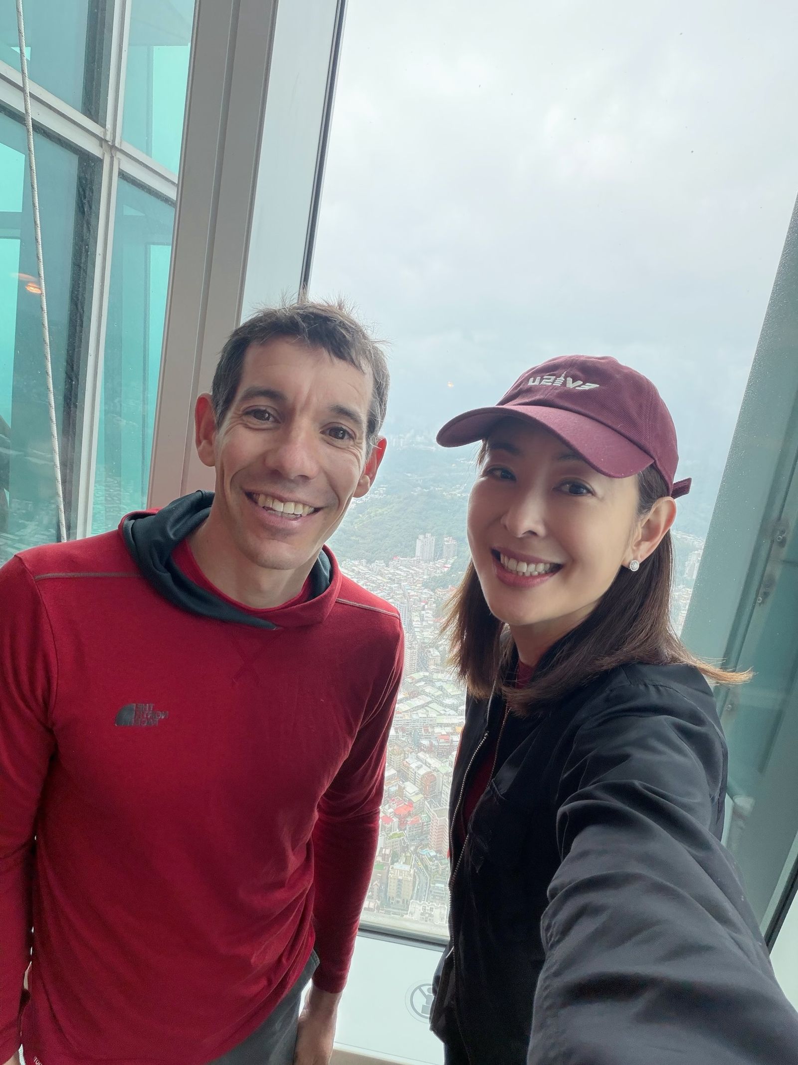 賈永婕與霍諾德合照，祈福盼活動一切順利。（翻攝自賈永婕臉書）