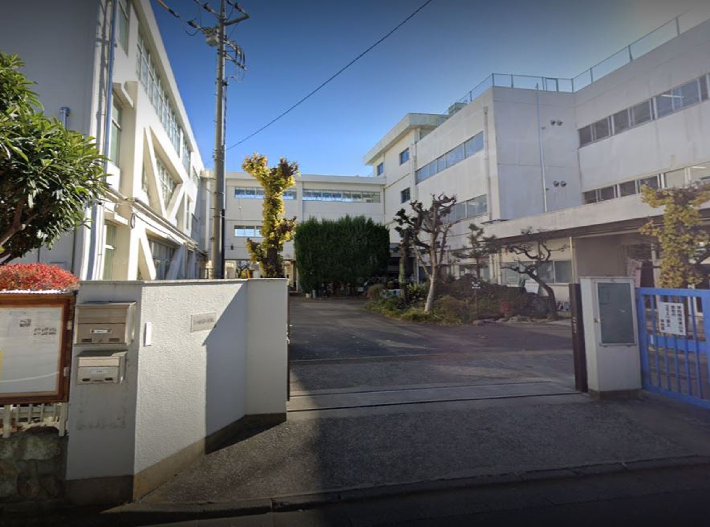 東京又出事!2男子闖入小學還砸窗,5名教職員受傷。(翻攝google maps)