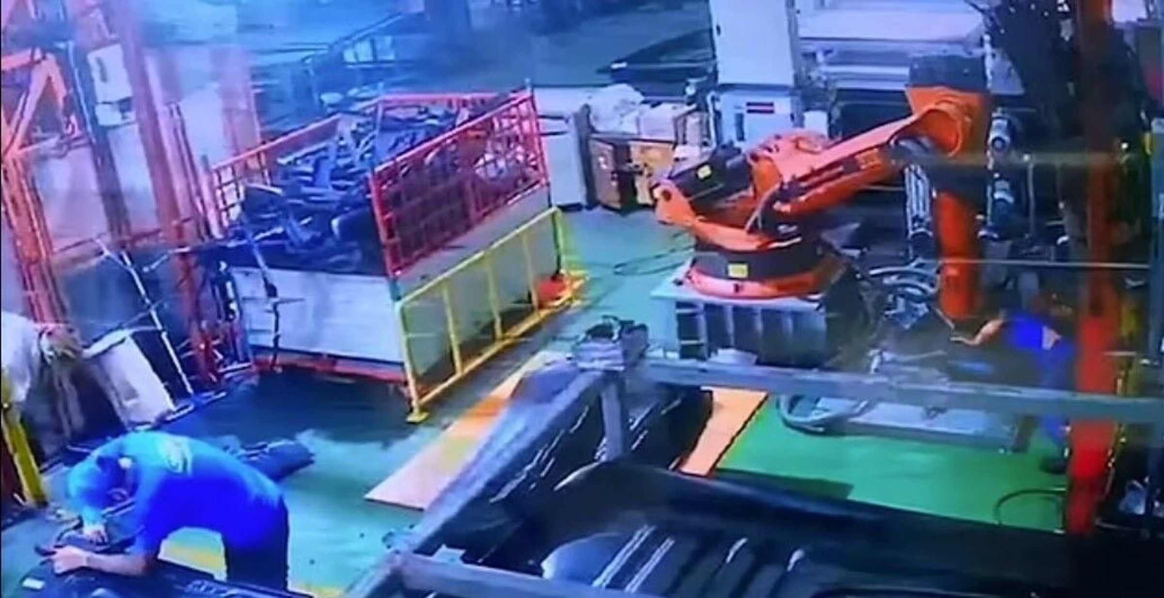 工人活生生被機器人壓下去。(翻自thethaiger.com)
