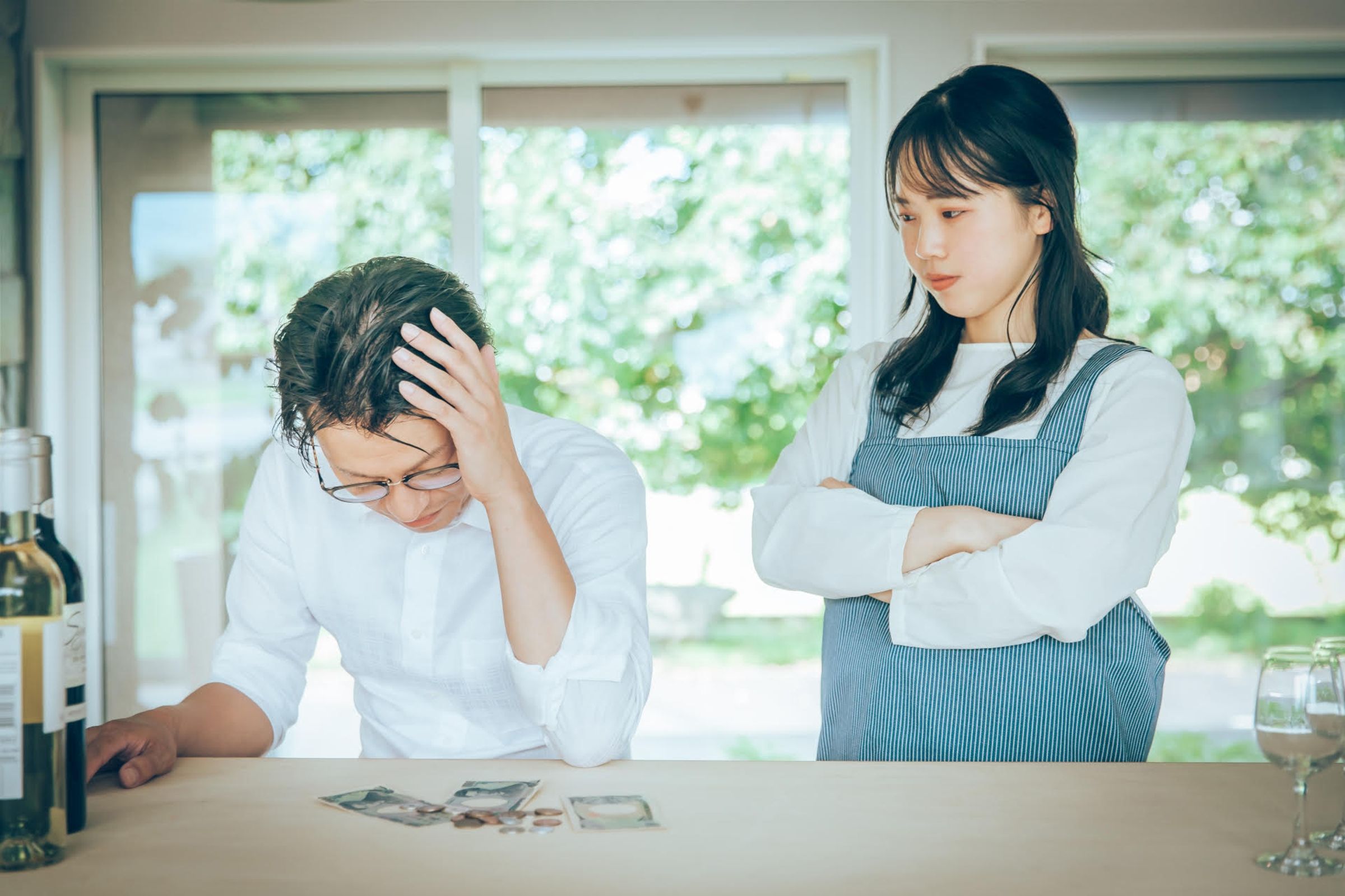 一名家庭主夫抱怨明明自己包辦家務跟生活開銷,但妻子還是不滿足,質問他為何不出去工作、整天在家。(示意圖,photoAC)