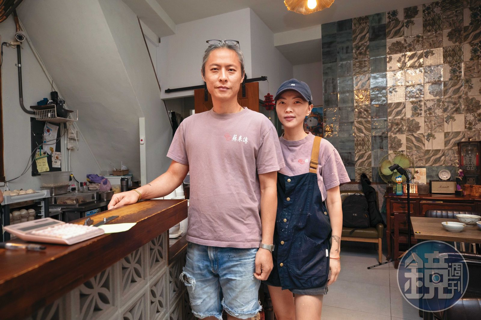 第三代小兒子蘇成業(左)在妻子唐儀臻(右)支持下,走過抗癌路,親自操刀設計,讓老店多了文青質感。
