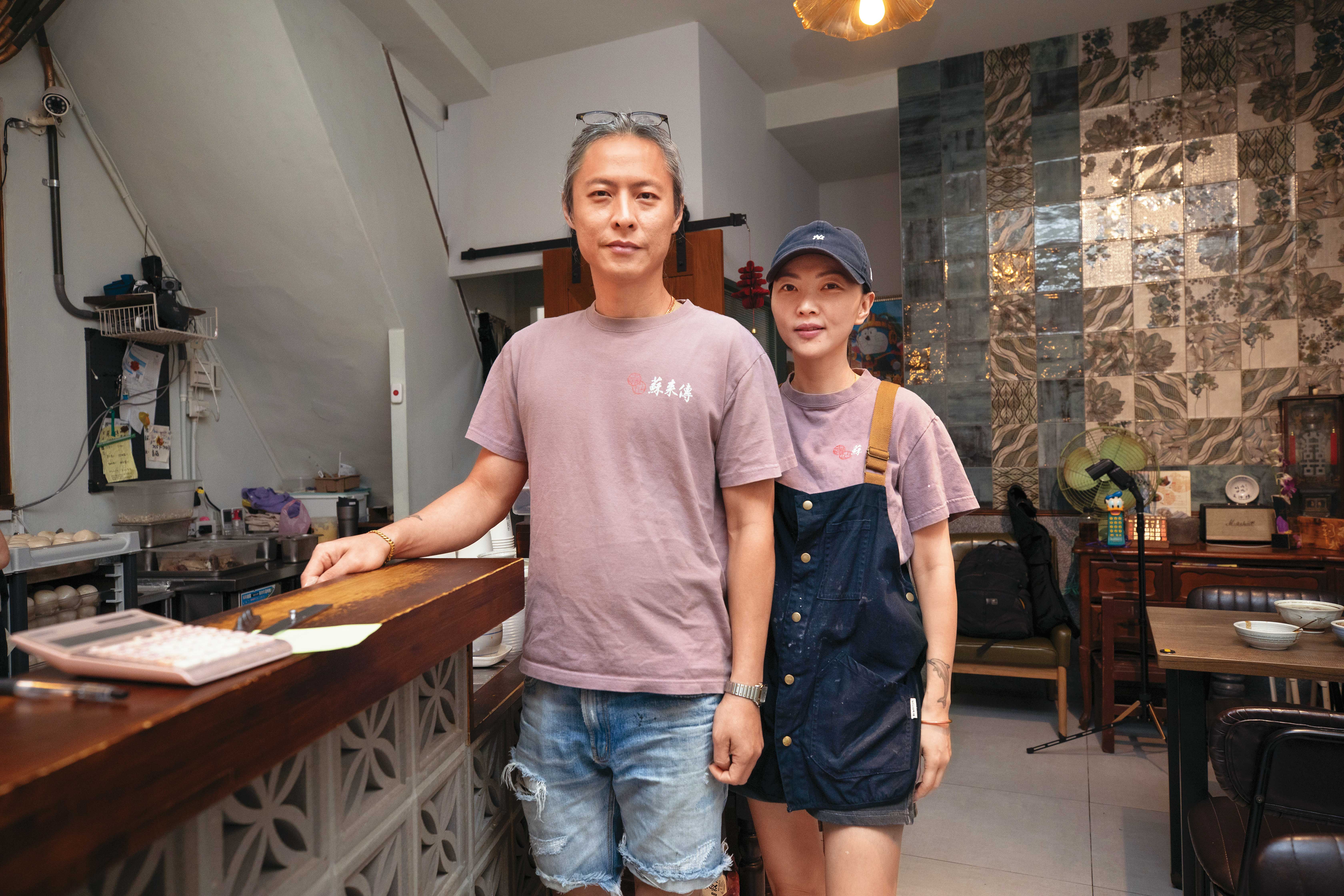 第三代小兒子蘇成業（左）在妻子唐儀臻（右）支持下，走過抗癌路，親自操刀設計，讓老店多了文青質感。