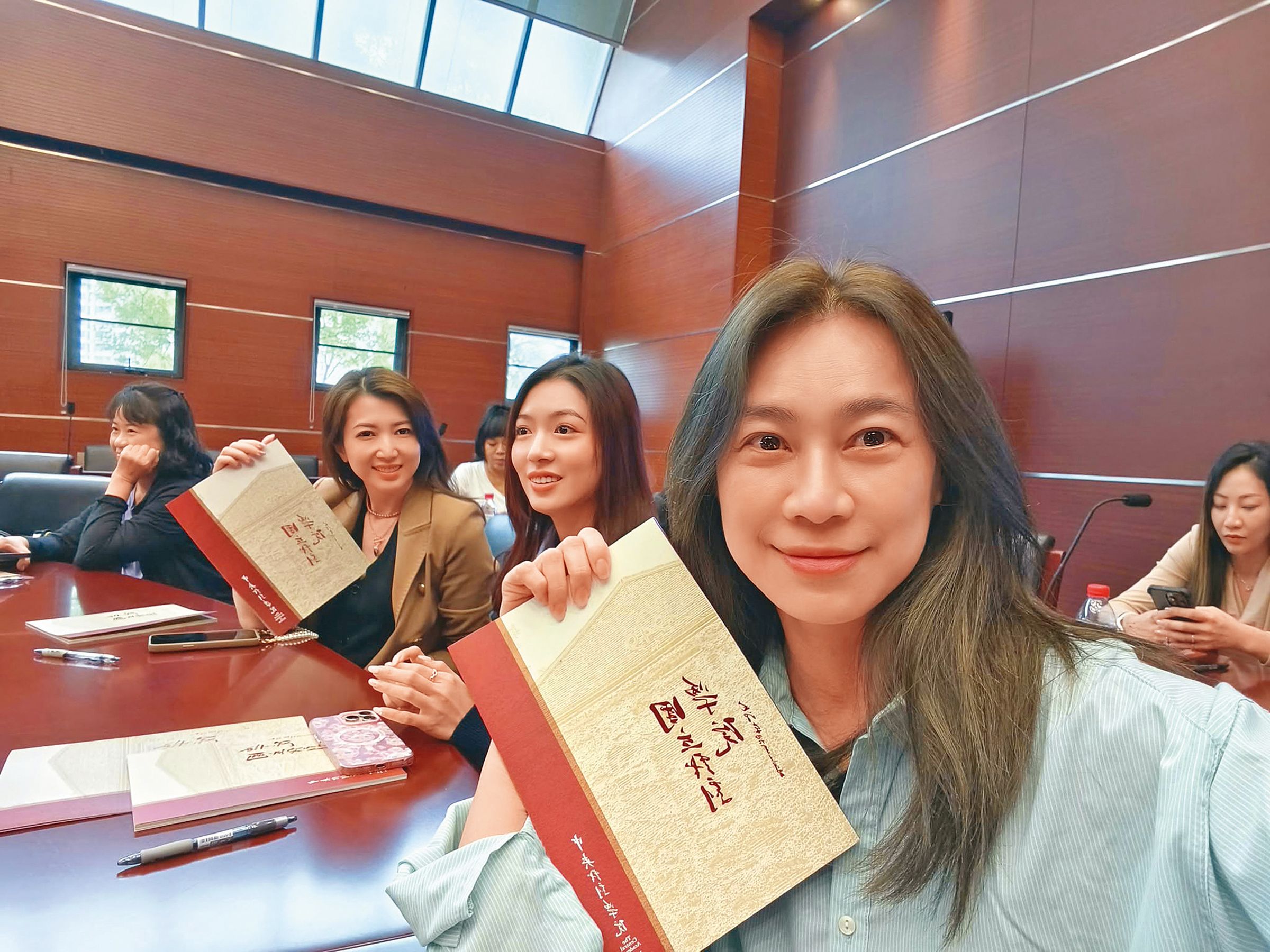 張鈺凰（前排右一）去年和好友廖家儀（前排左二）一起出國參訪。（翻攝自張鈺凰Threads）