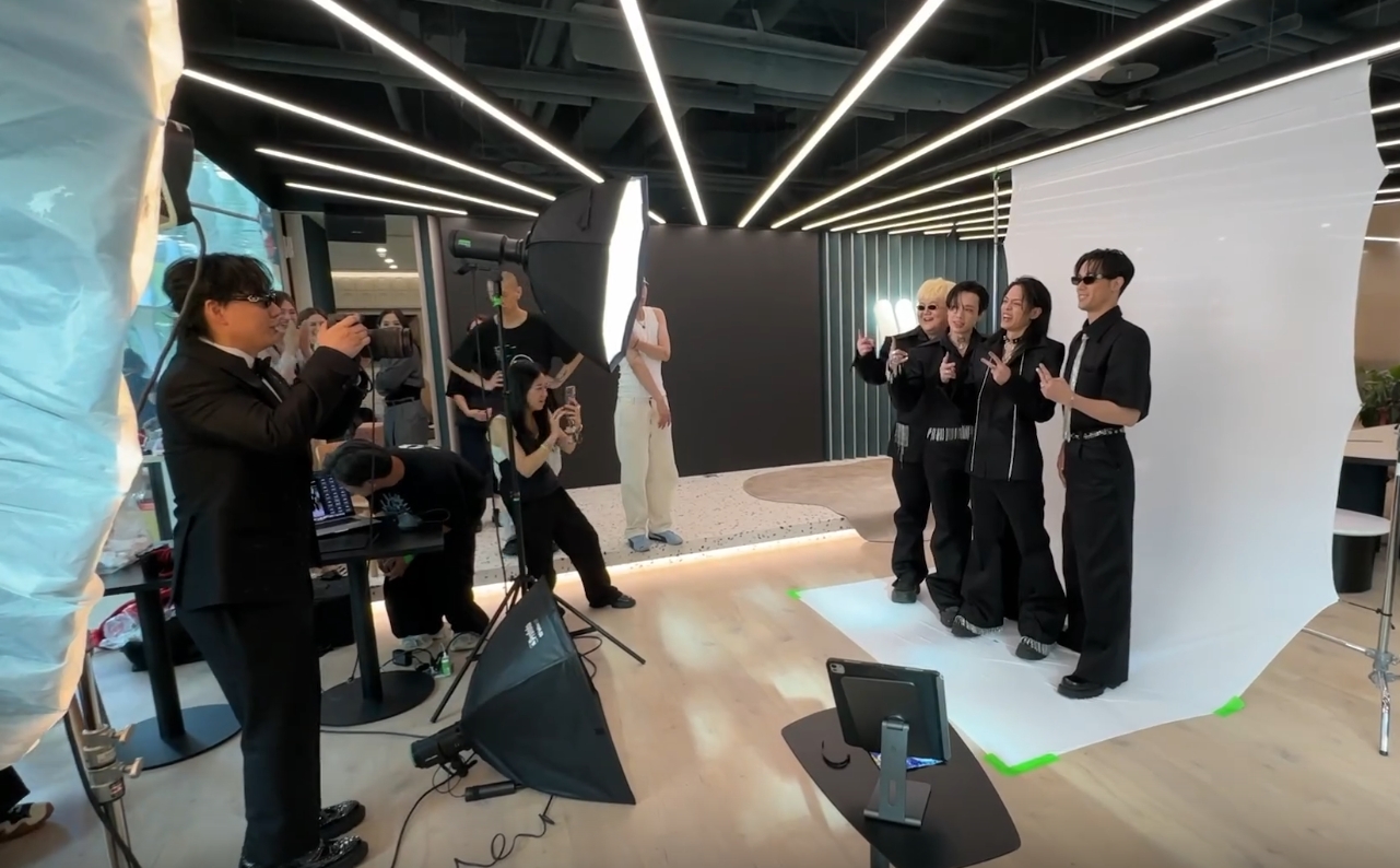 蕭煌奇自嘲落選男歌手後變身「金曲攝影師」，幫TRASH拍照笑翻全場。（翻攝自threads @rickyhsiaoofficial）