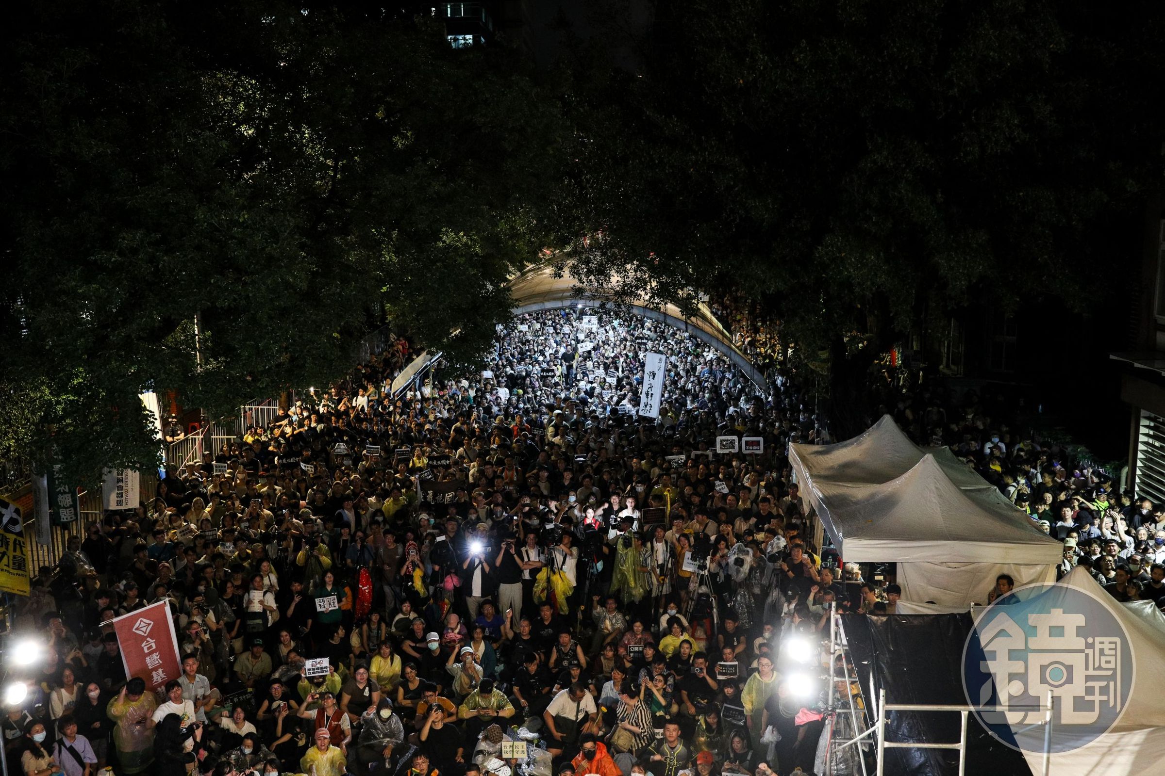 立法院今(21)日續審藍白國會改革方案,場外抗議審查過程違背民主程序的群眾晚間湧入逾萬人。