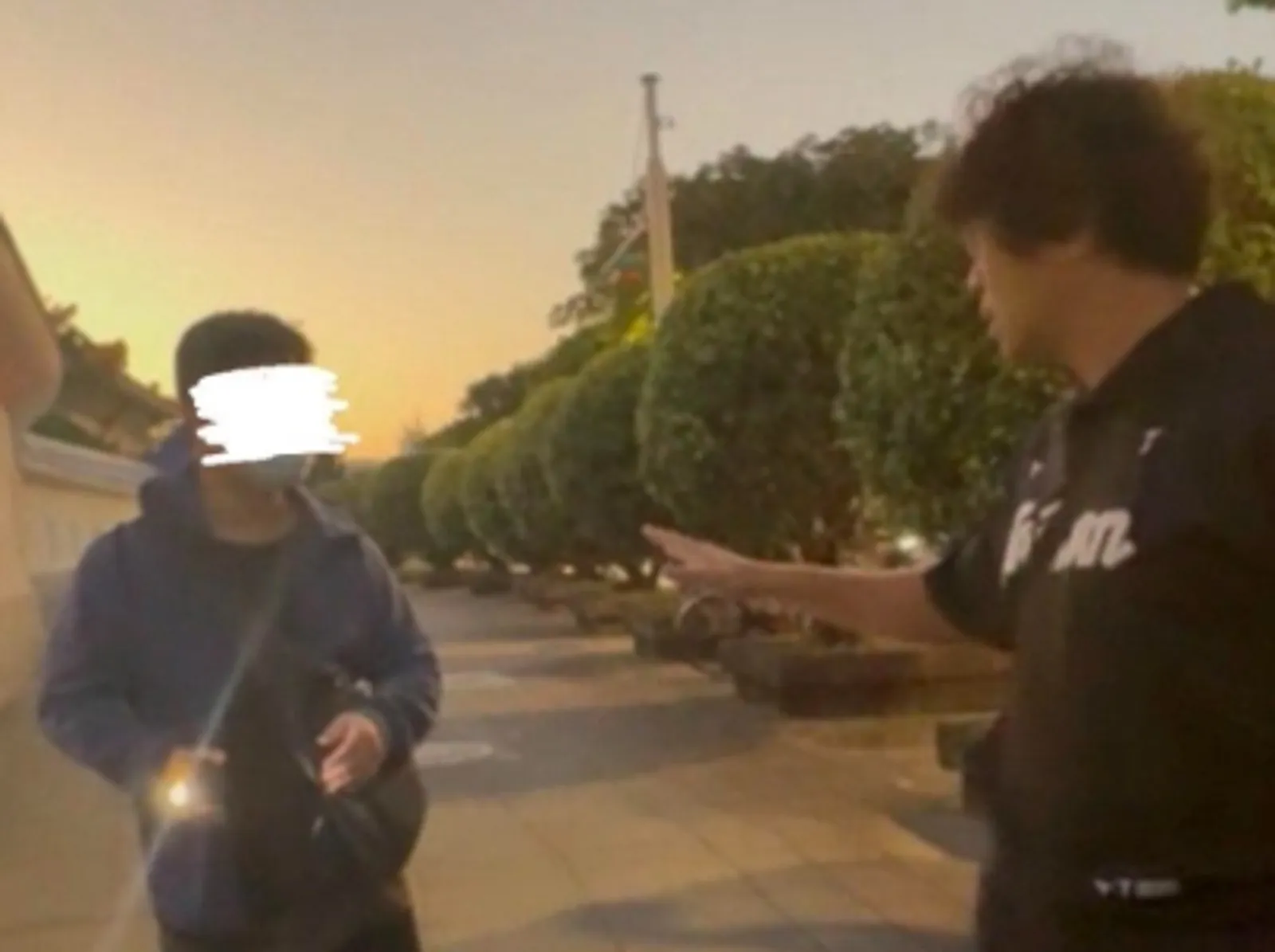 沈伯洋昨天帶女兒出門被陌生男突襲。（翻攝自沈伯洋臉書）