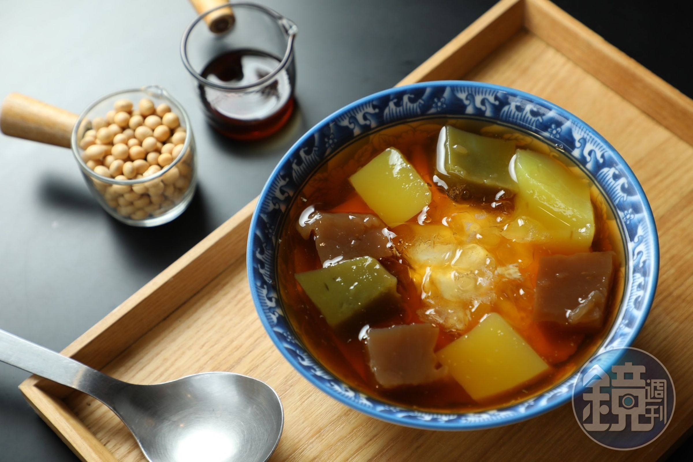 「開心選三種料豆花」可以自挑「悠」選配料，私心大推他們家帶有嚼勁的三色粉粿。（60元／份） 
