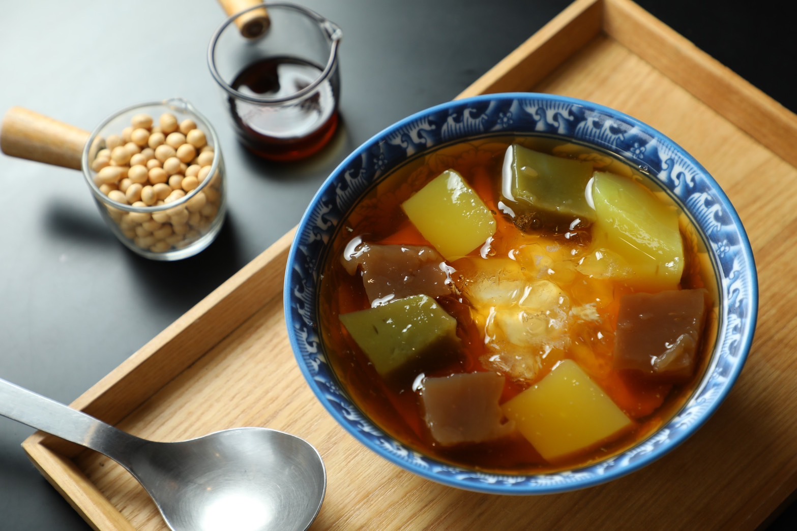 「開心選三種料豆花」可以自挑「悠」選配料，私心大推他們家帶有嚼勁的三色粉粿。（60元／份） 