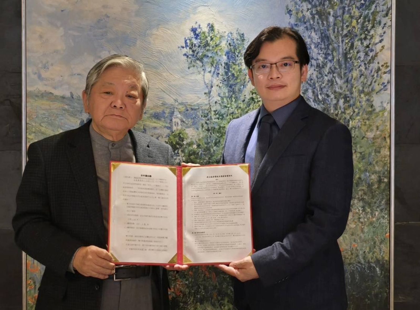 洛碁飯店集團董事長謝憲治（左）與樺銳綠電董事長陳建宏（右）共同簽署為期10年、總量達3億度的綠電採購MOU，為實現RE100目標邁出重要一步。