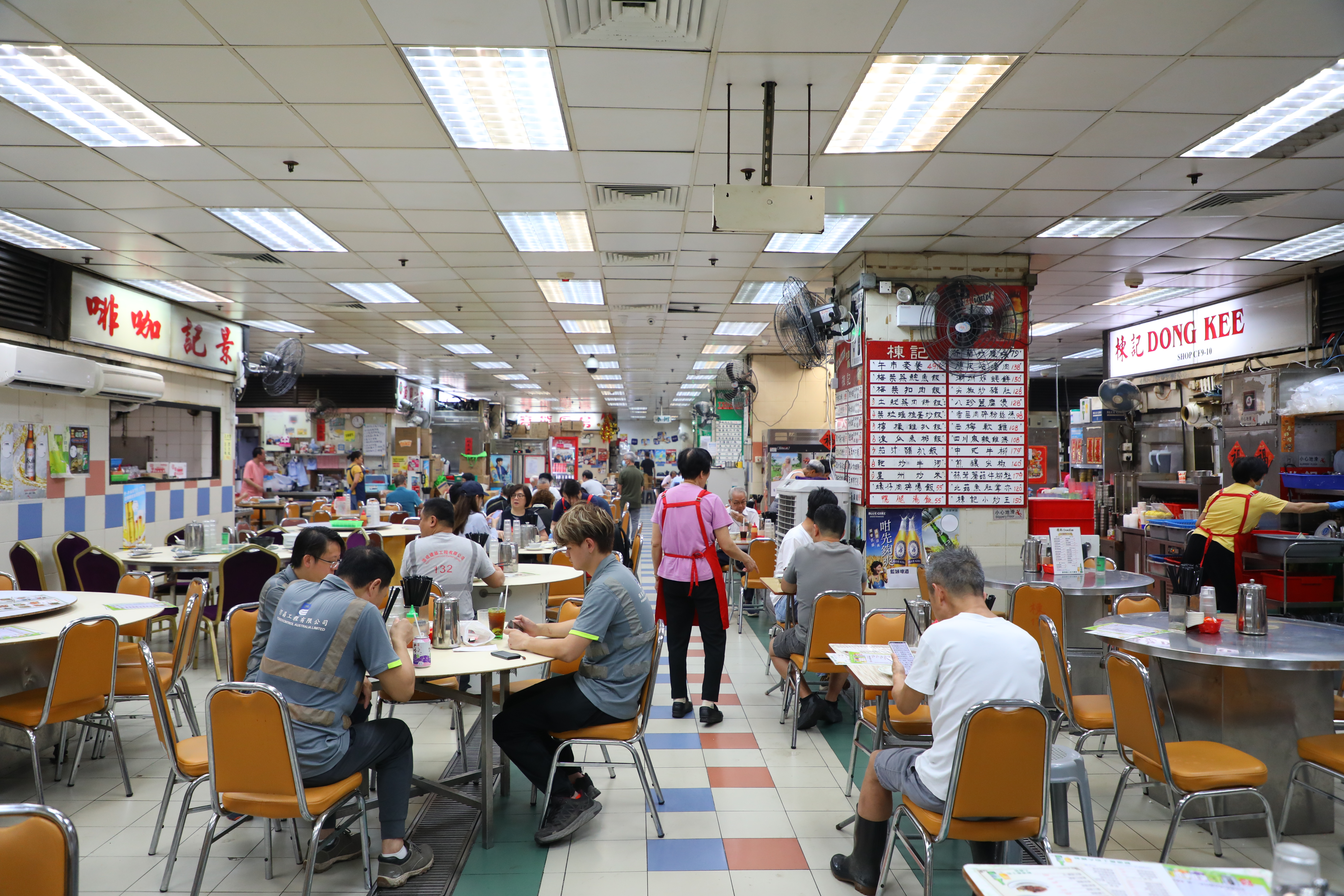 位於上環市政大廈熟食中心的「棟記飯店」，已開業超過70年，是港島的老字號大排檔。