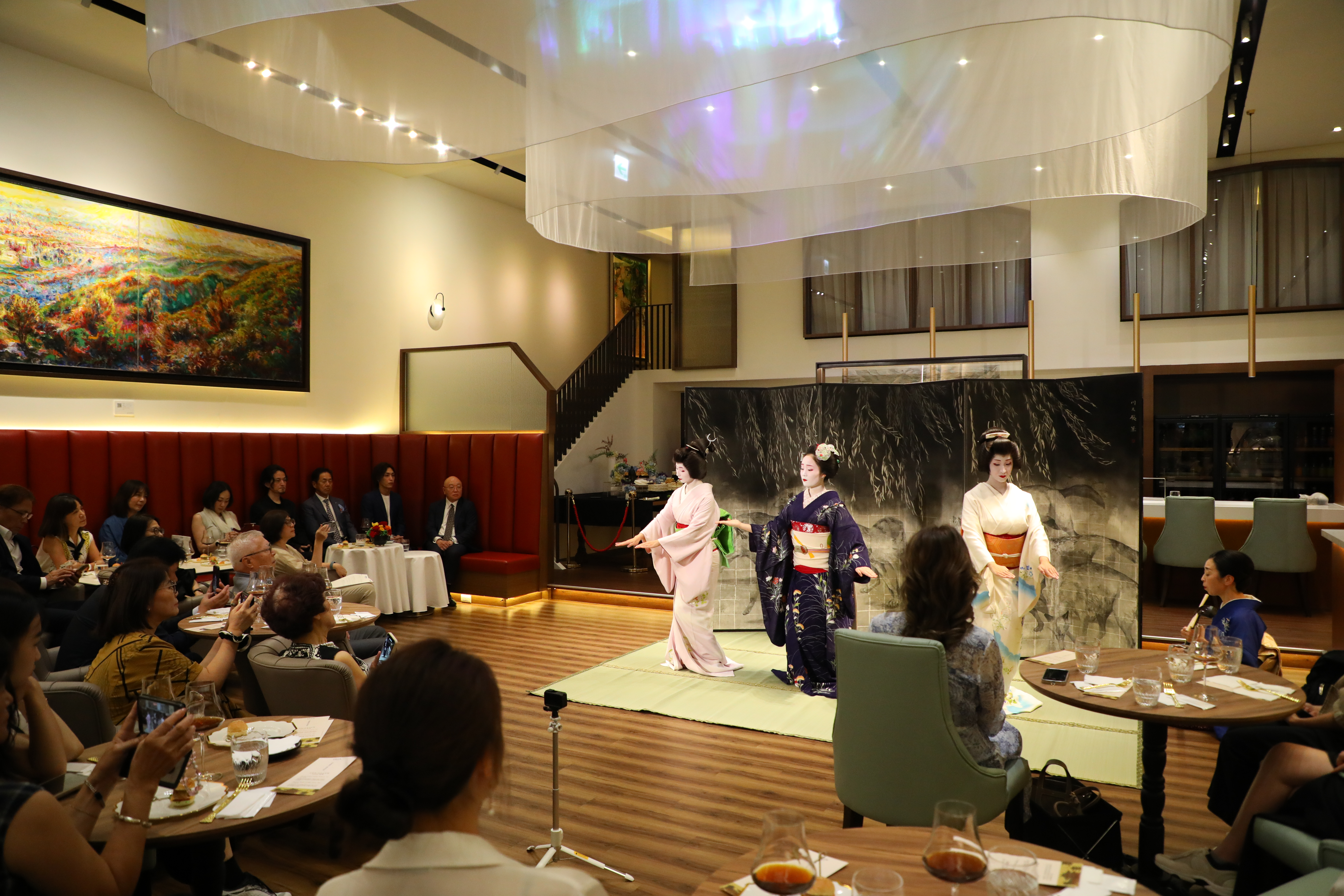 在和風美咖日前舉行的「香會藝伎，瑰夏品宴」上，邀請到京都衹園甲部的三位藝伎演出傳統舞踊曲目。