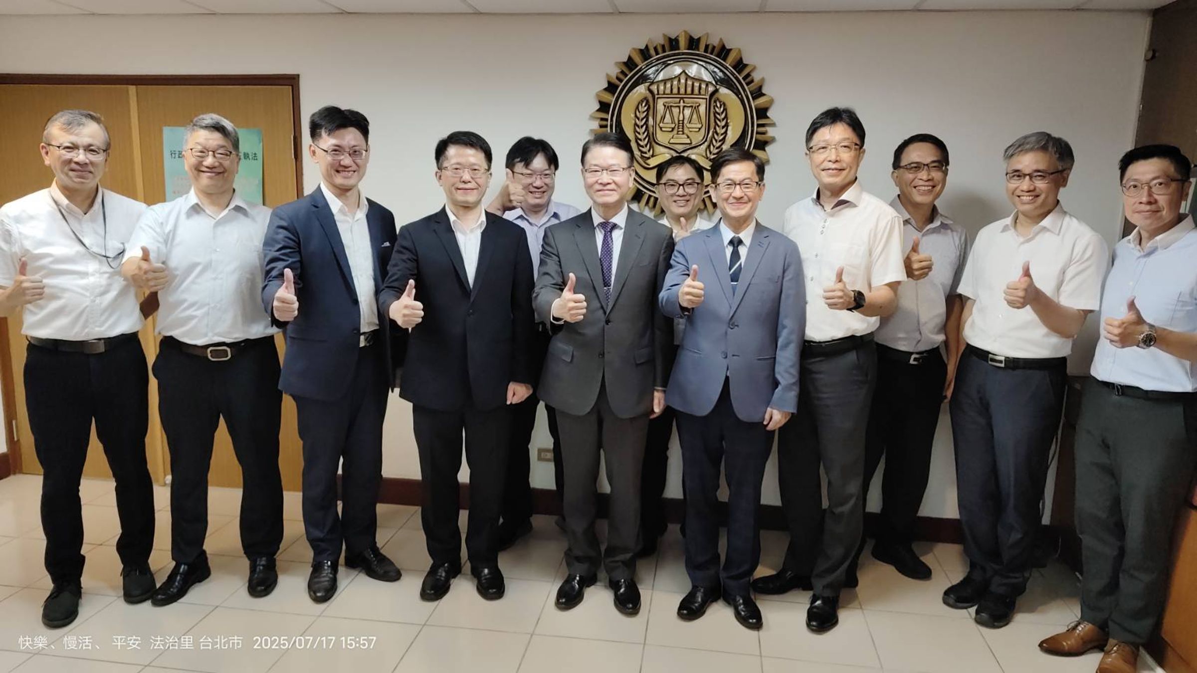 台北地檢署今天成立「查察妨害罷免執行小組」,並於同日進行揭牌儀式,全面啟動各項查察工作,且同步成立「分區查察聯繫中心」,24 小時受理民眾檢舉妨害罷免案件,國人如有發現妨害罷免不法情事,可以透過 0800-024-099 檢舉專線提供情資,共同維護乾淨選風。 (北檢提供)