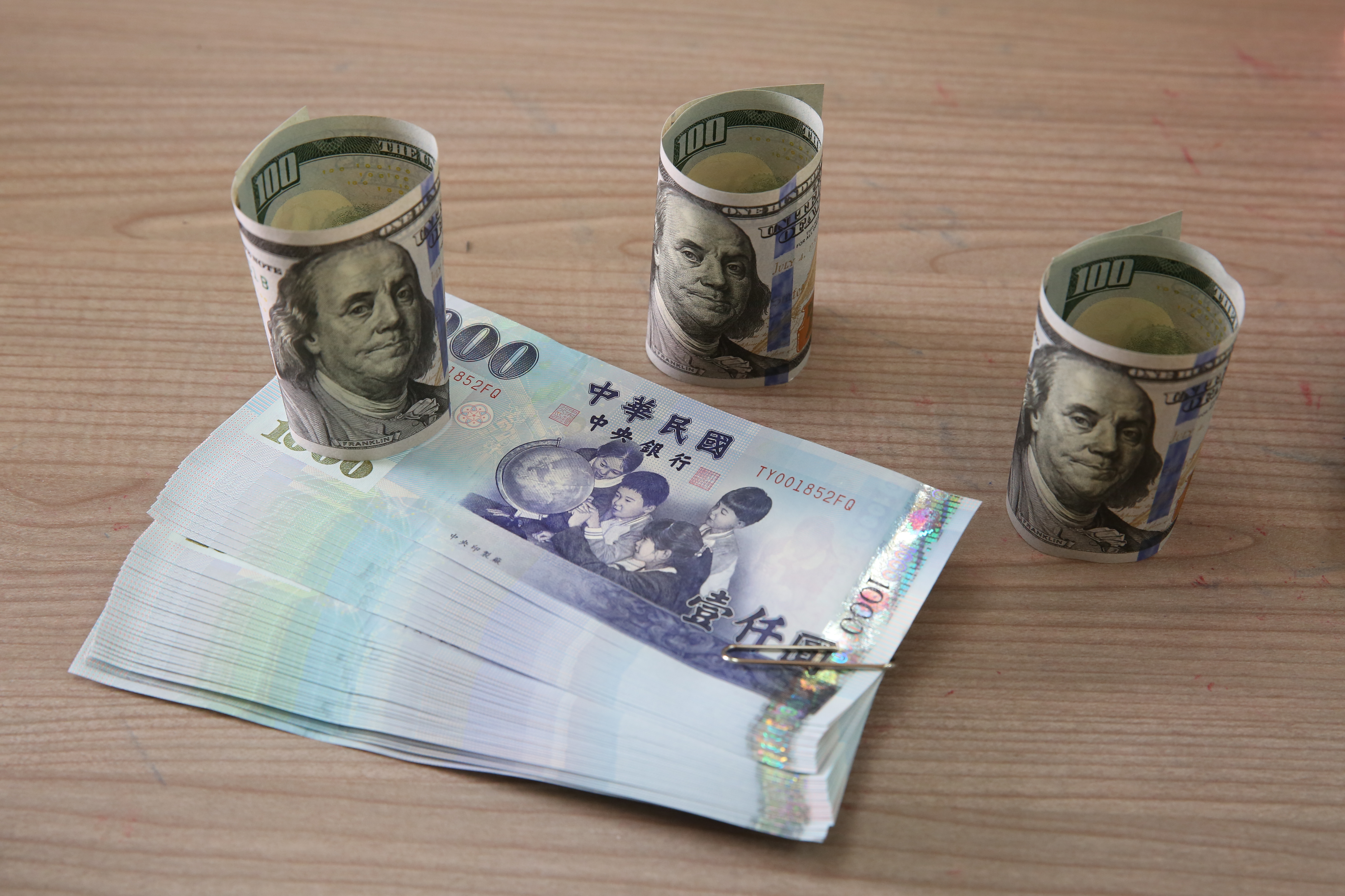 今日新台幣以32.1元開盤，貶8.3分，隨後狂升一度觸及31.49元。（本刊資料照）