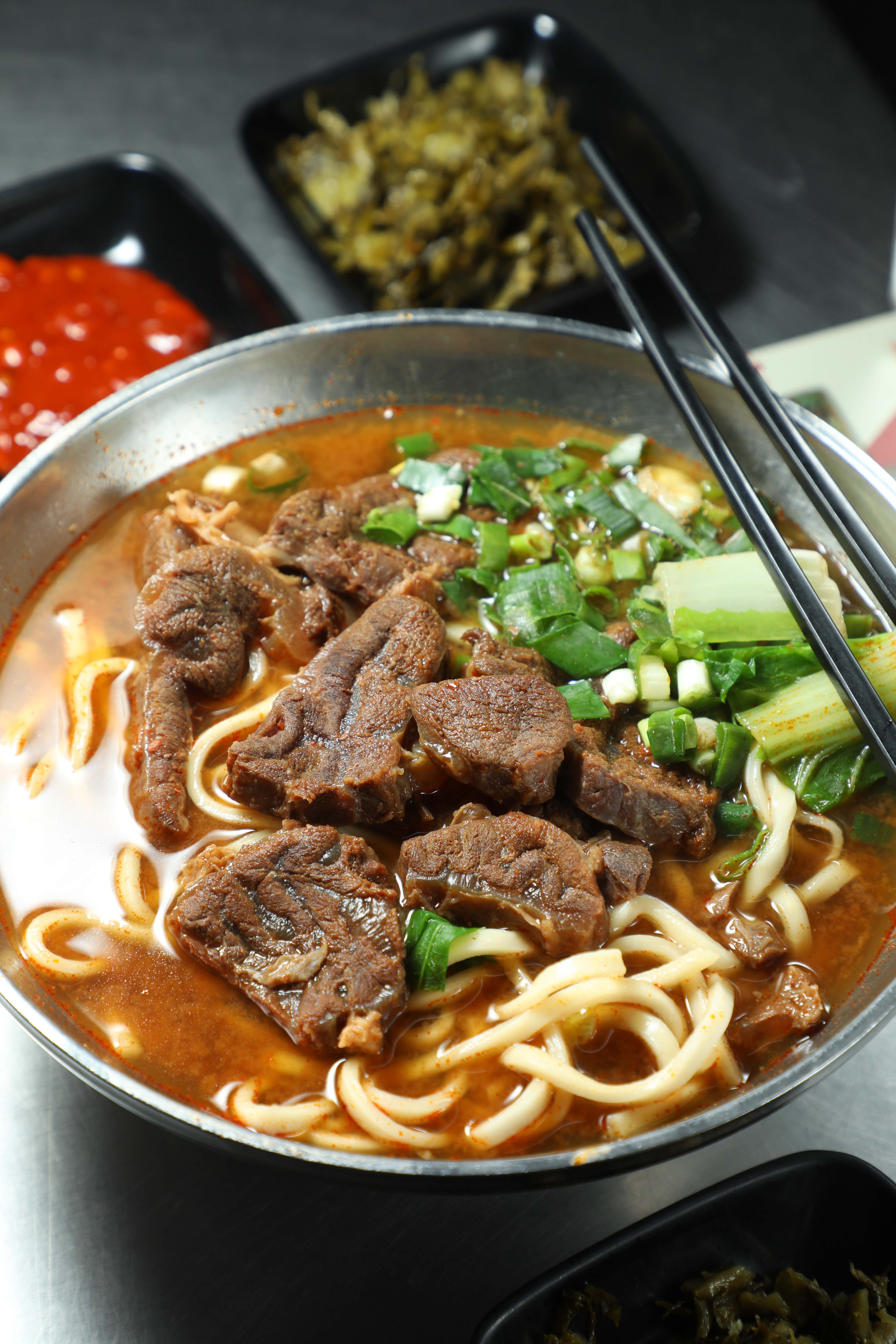 「川味牛肉麵」濃郁湯底搭配自製麵條,牛肉使用花腱部位。(160元/碗)