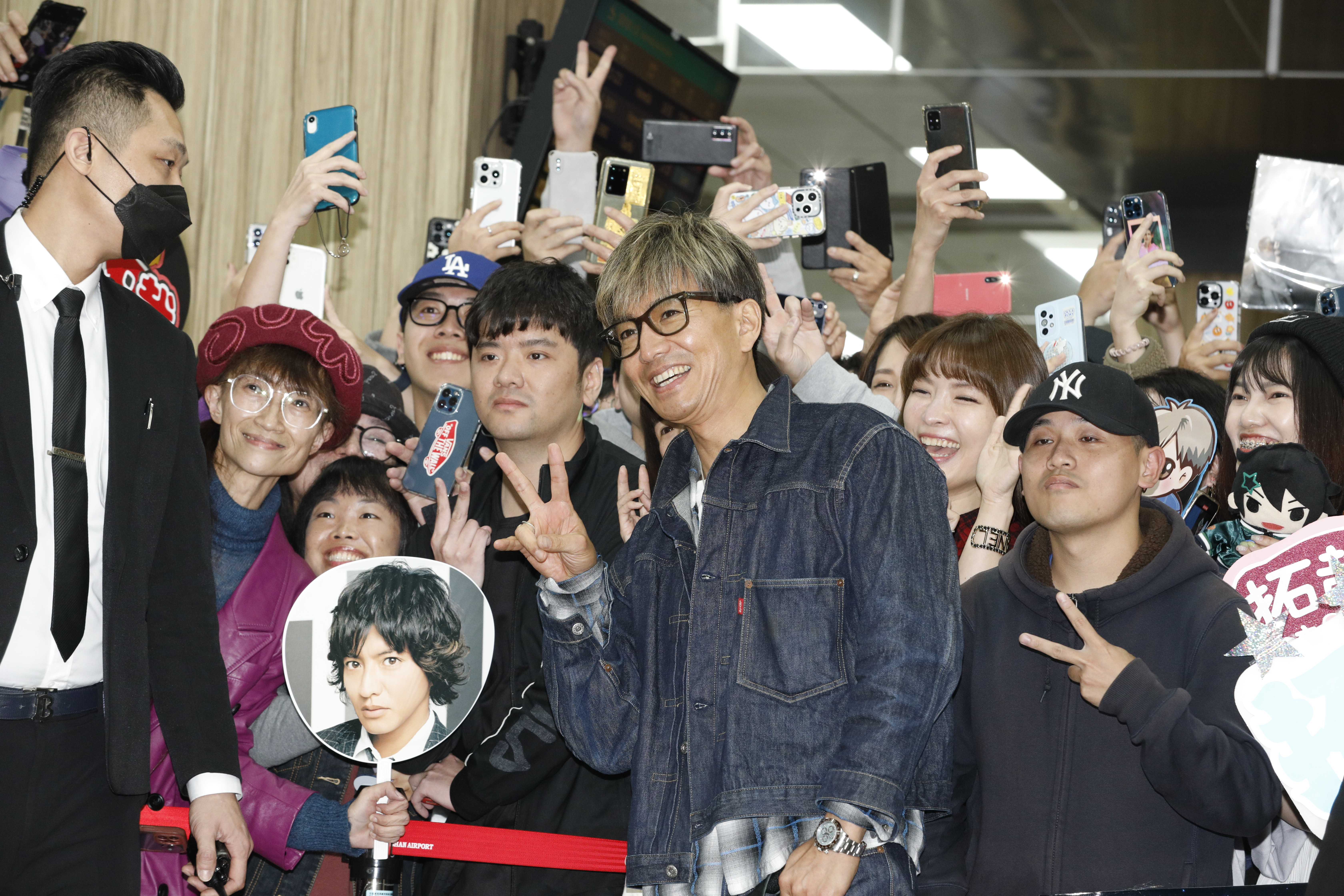 木村拓哉今（2日）抵台，與粉絲親切合照。