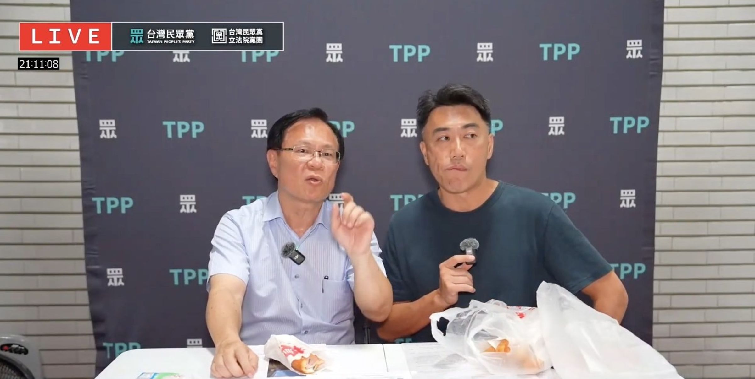 民眾黨立委張啓楷與國民黨立委林沛祥直播竟公然討論與罷免相關的民調,不知已違反選罷法。(翻攝自吳崢臉書)