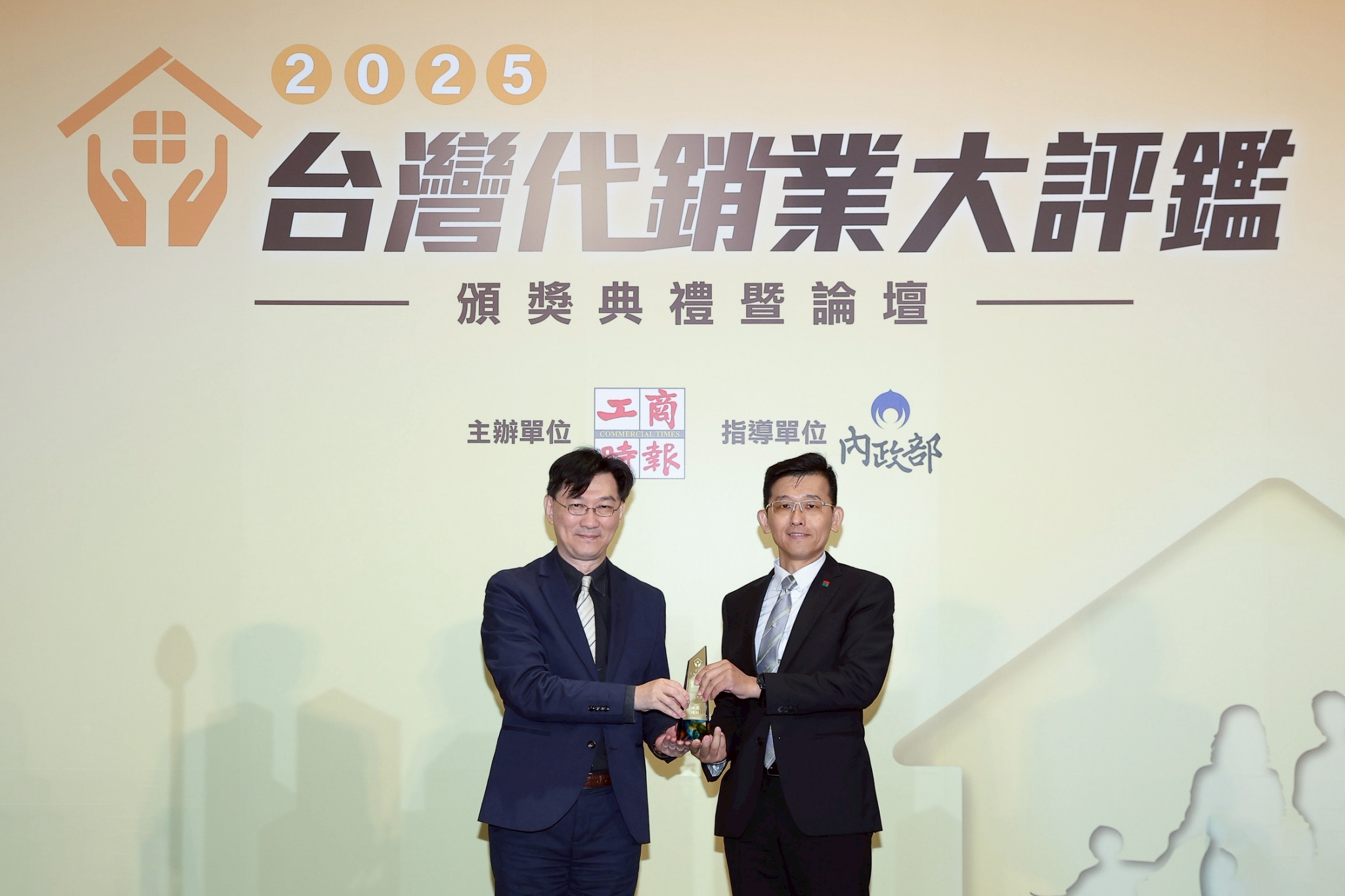 信義代銷獲台灣代銷業大評鑑金獎，由總經理謝宗憲（右）代表領獎。（信義代銷提供）