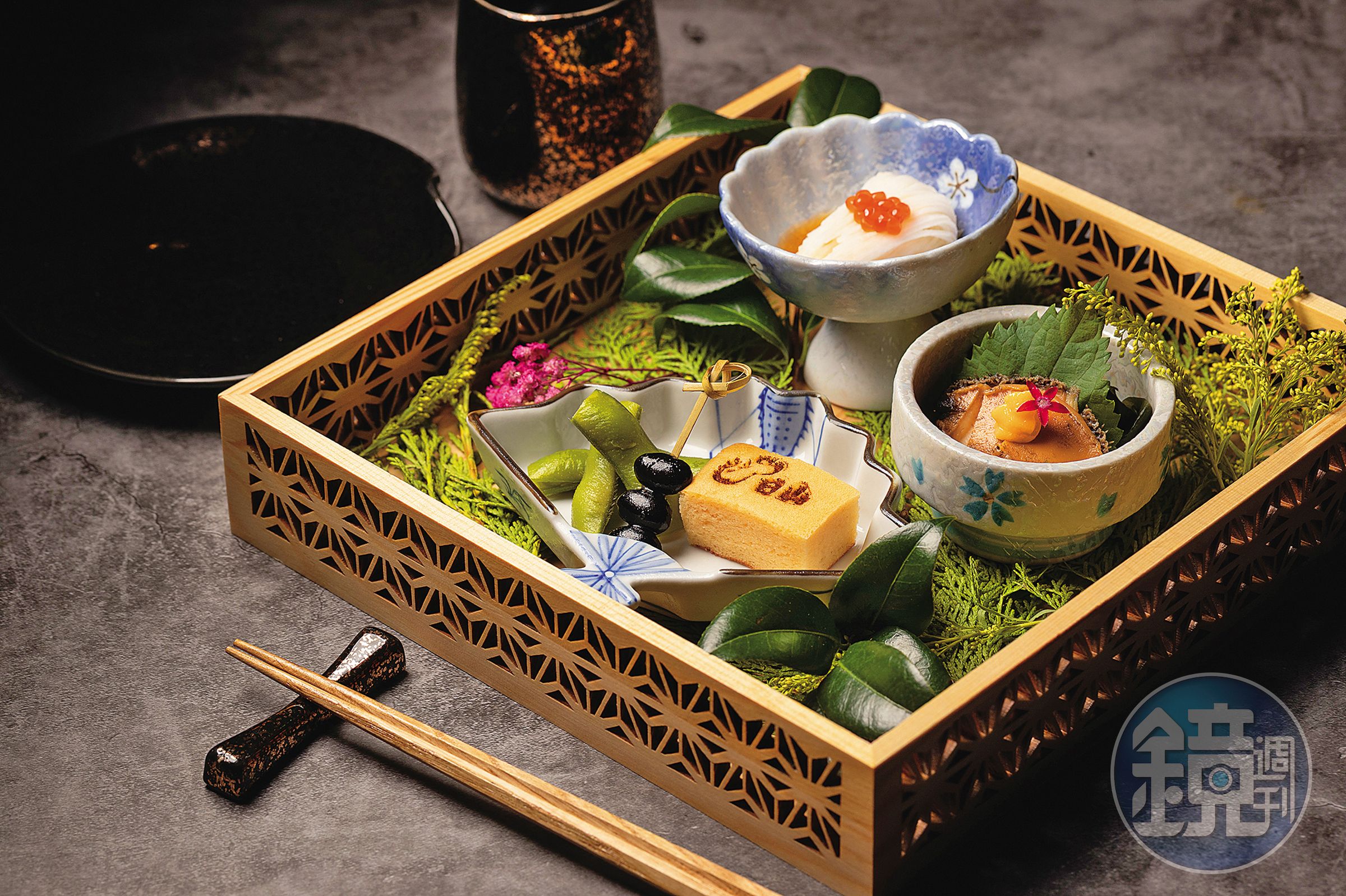 酒肴「精選旬三品」包括台灣產的九孔鮑魚。（4,880元極上日山套餐菜色）
