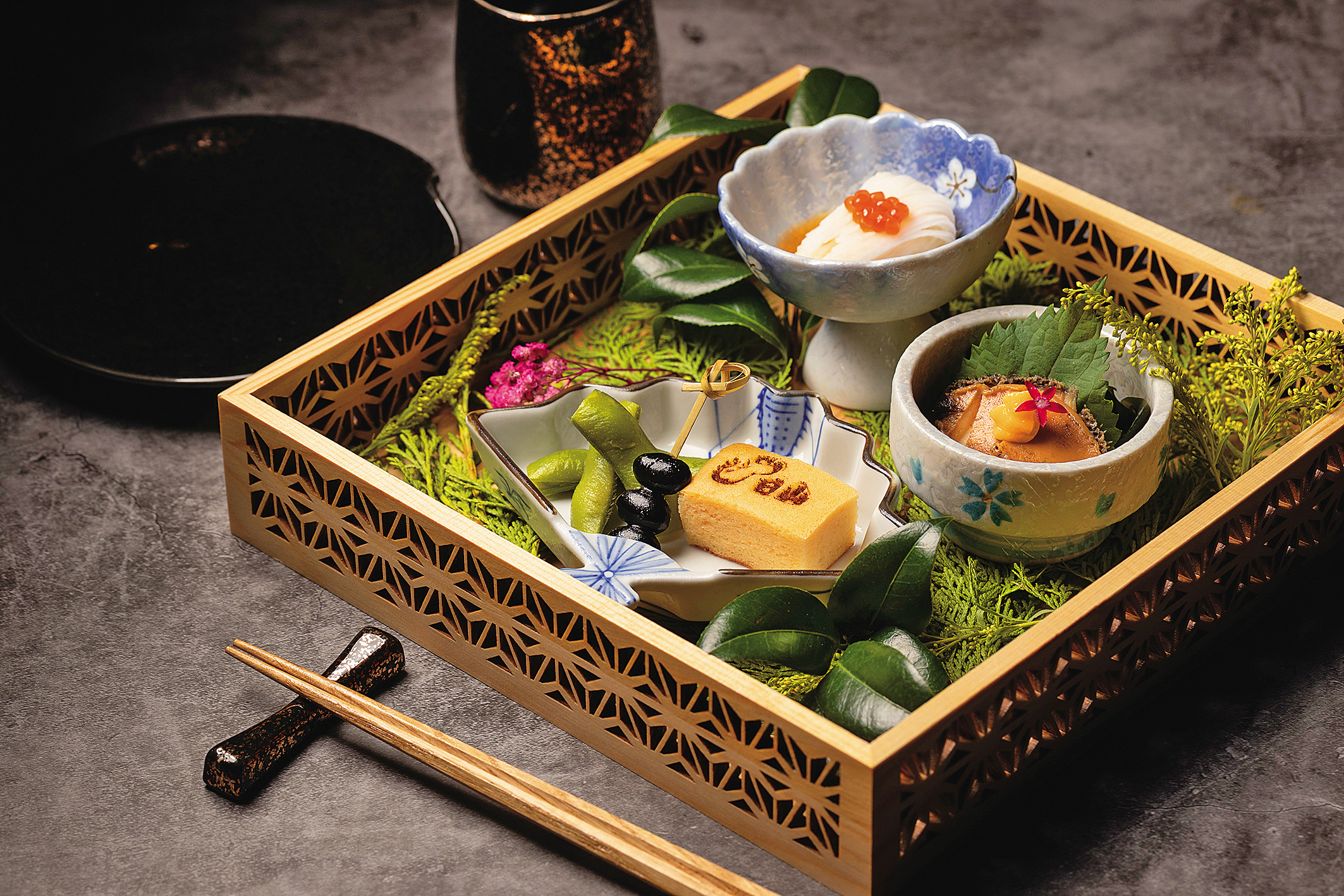 酒肴「精選旬三品」包括台灣產的九孔鮑魚。（4,880元極上日山套餐菜色）
