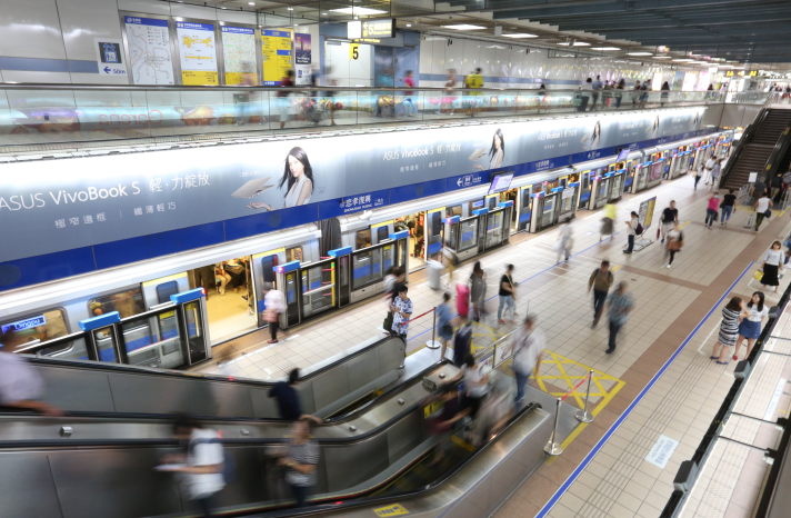 北捷拍影片介紹站內提供的免費服務措施,方便乘客享受更便捷的捷運站環境。(本刊資料照)