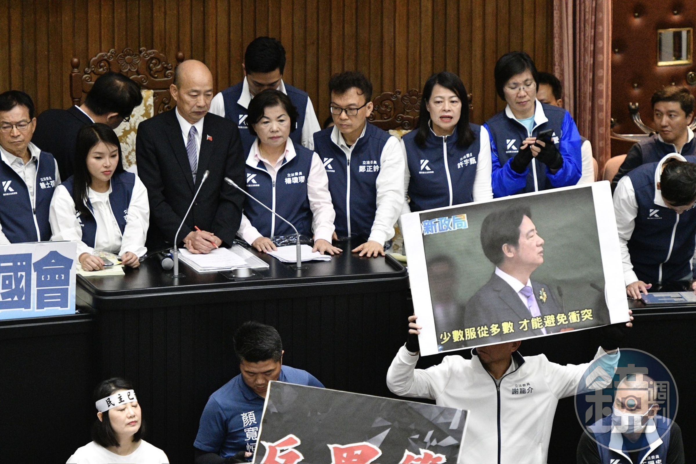 國民黨團昨拿著賴清德就職演說時的「少數服從多數，才能避免衝突」手板。