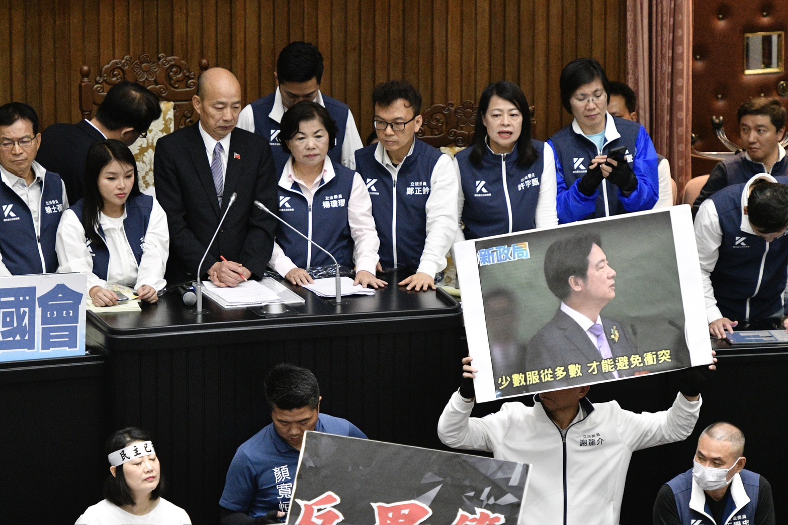 國民黨團昨拿著賴清德就職演說時的「少數服從多數，才能避免衝突」手板。