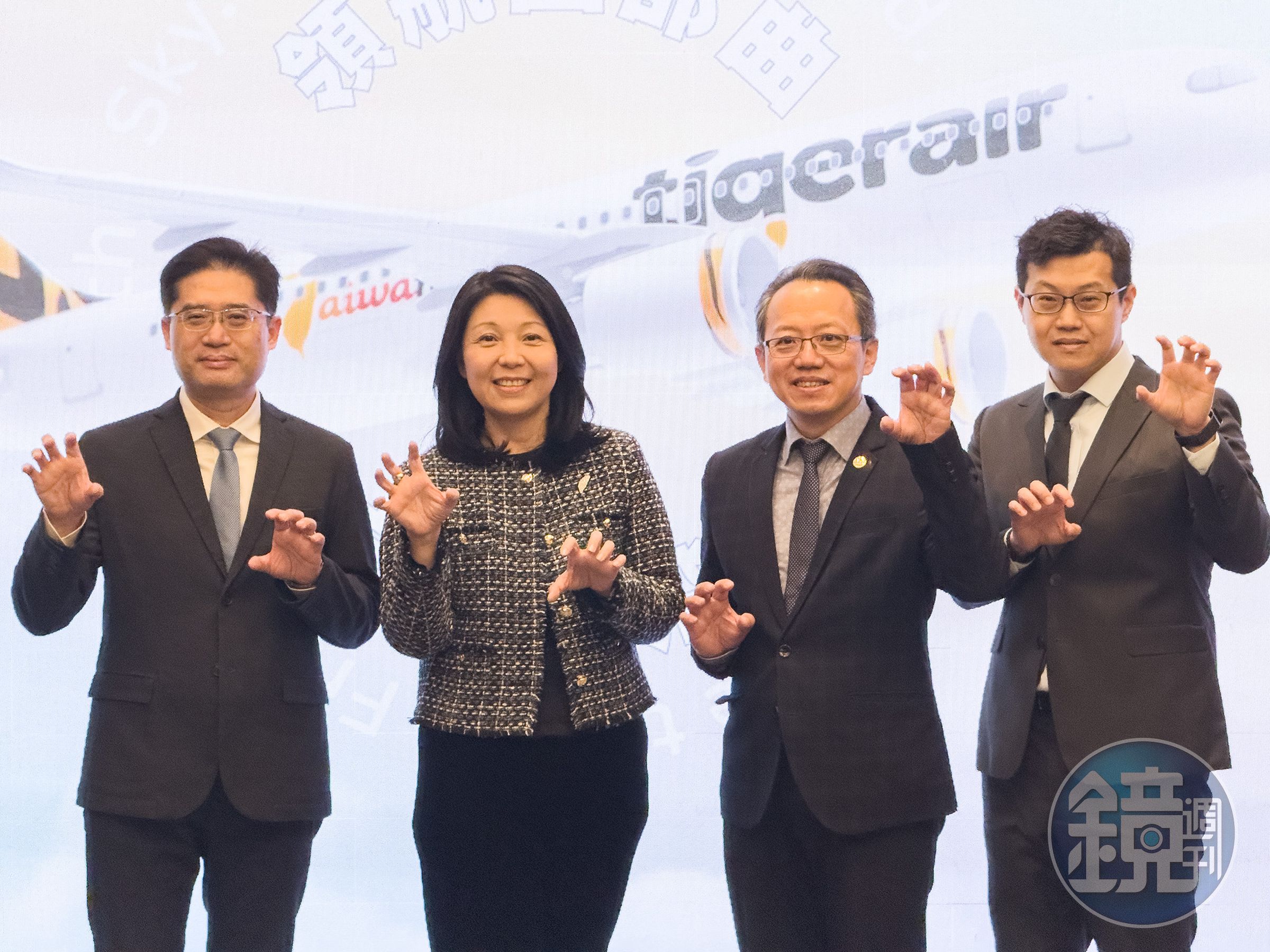 左起台灣虎航營運長賴俊廸、董事長黃世惠、商務長暨發言人許致遠及財務長賈瑋中共同揭示2026年的四大計畫。